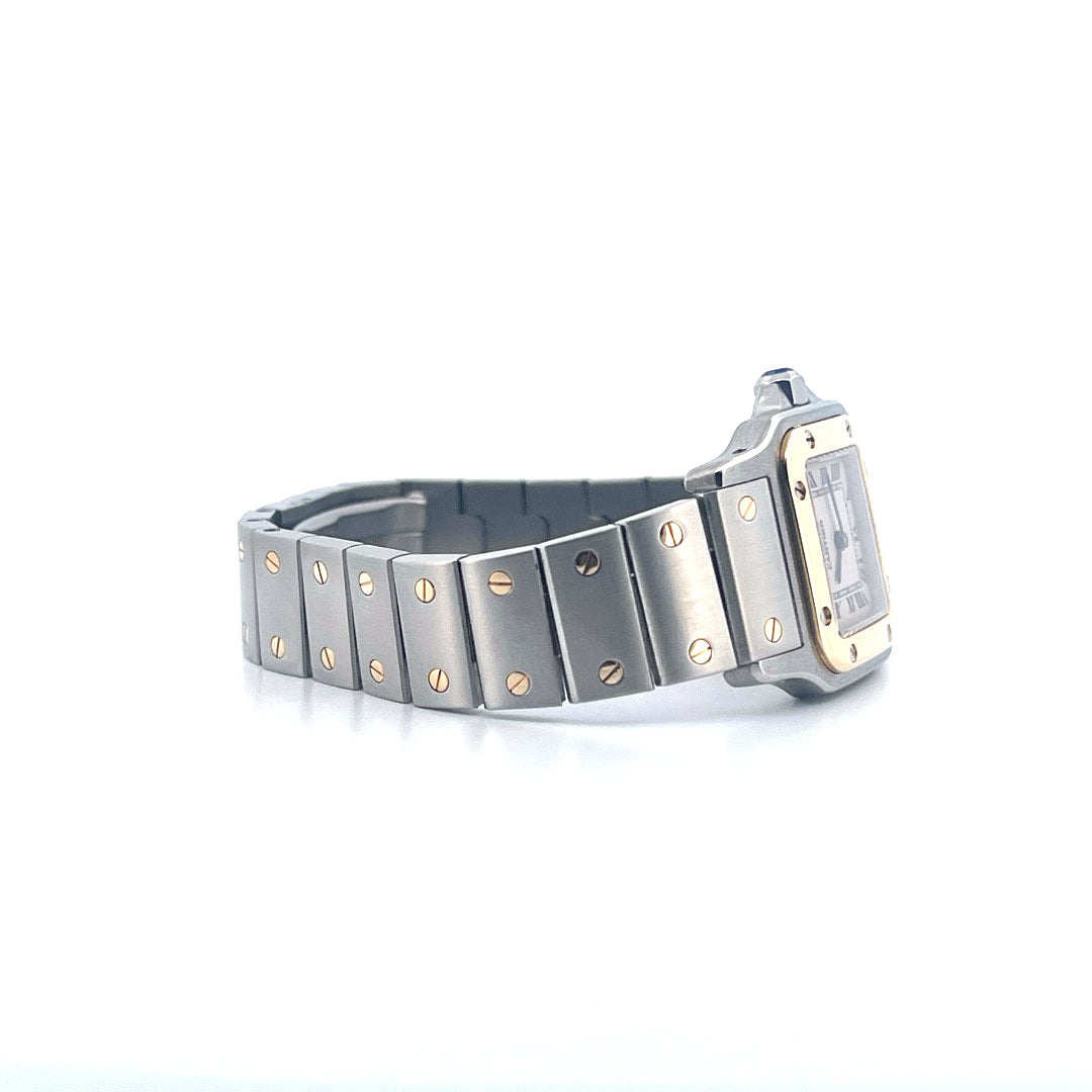 Cartier Santos Galbée Damenuhr aus Stahl und Gelbgold im Profil auf weißem Hintergrund
