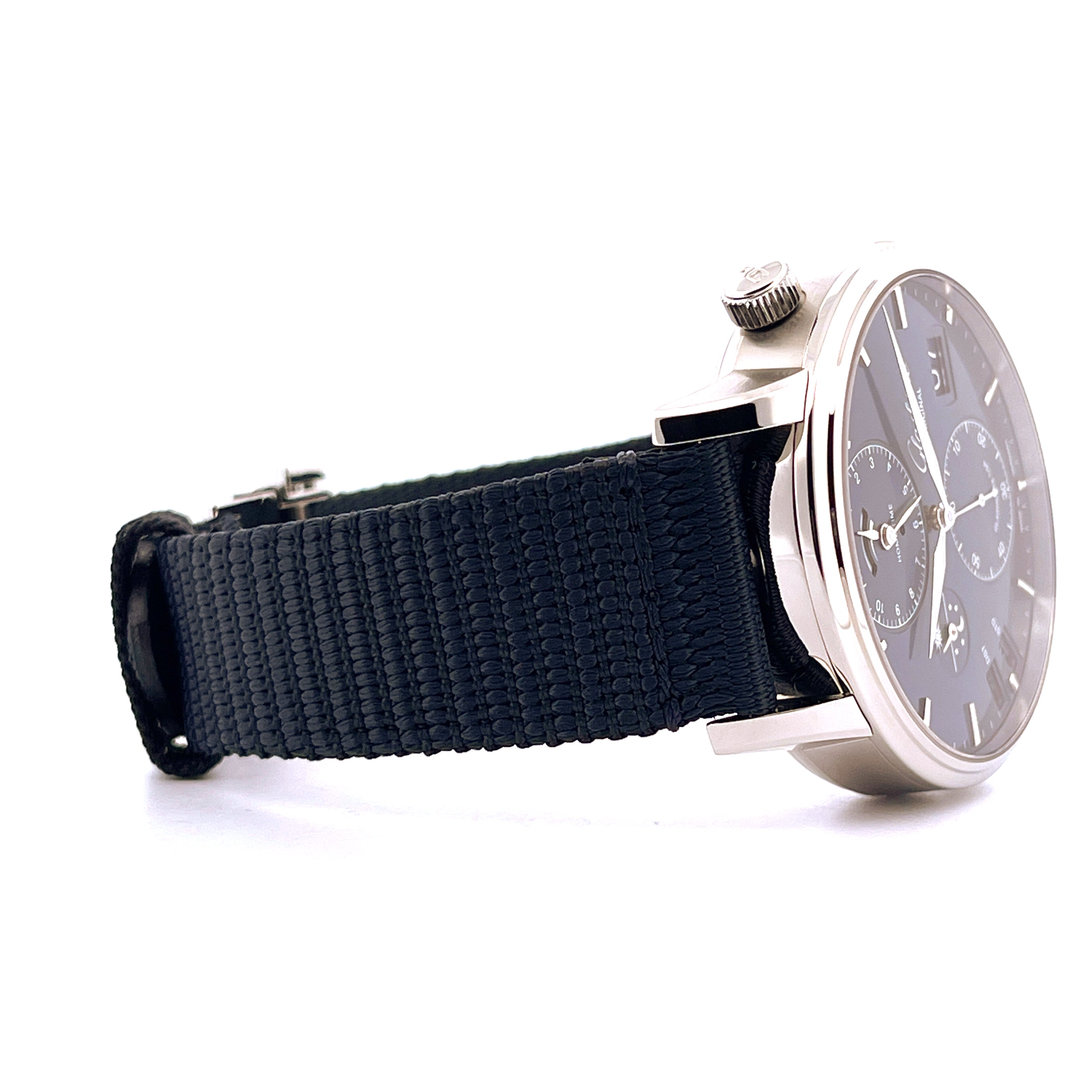 Glashütte Original Senator Cosmopolite 44 mm Edelstahl mit schwarzem Band im Seitenprofil auf weißem Grund