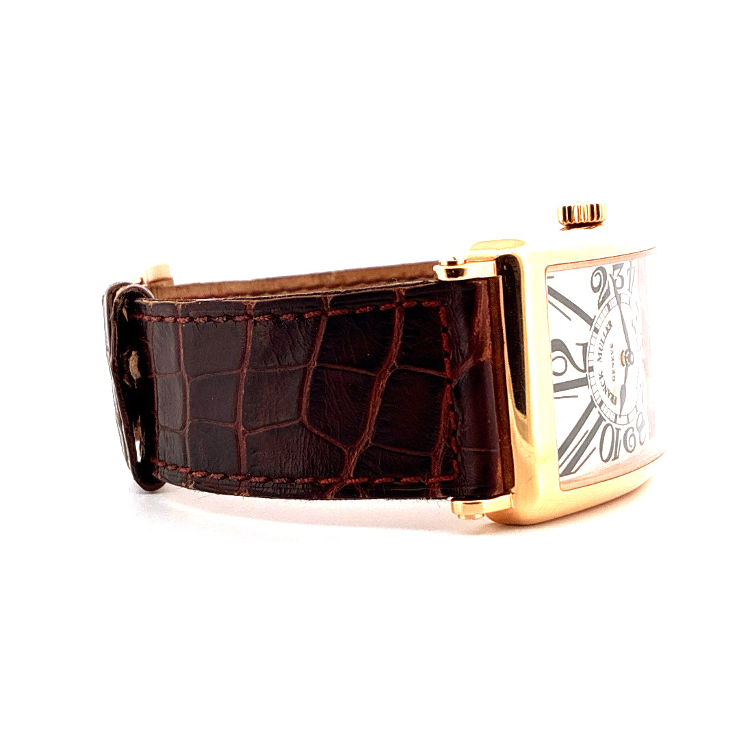 Seitenansicht einer Franck Muller Long Island Roségold Uhr mit braunem Kroko-Lederarmband auf weissem Hintergrund