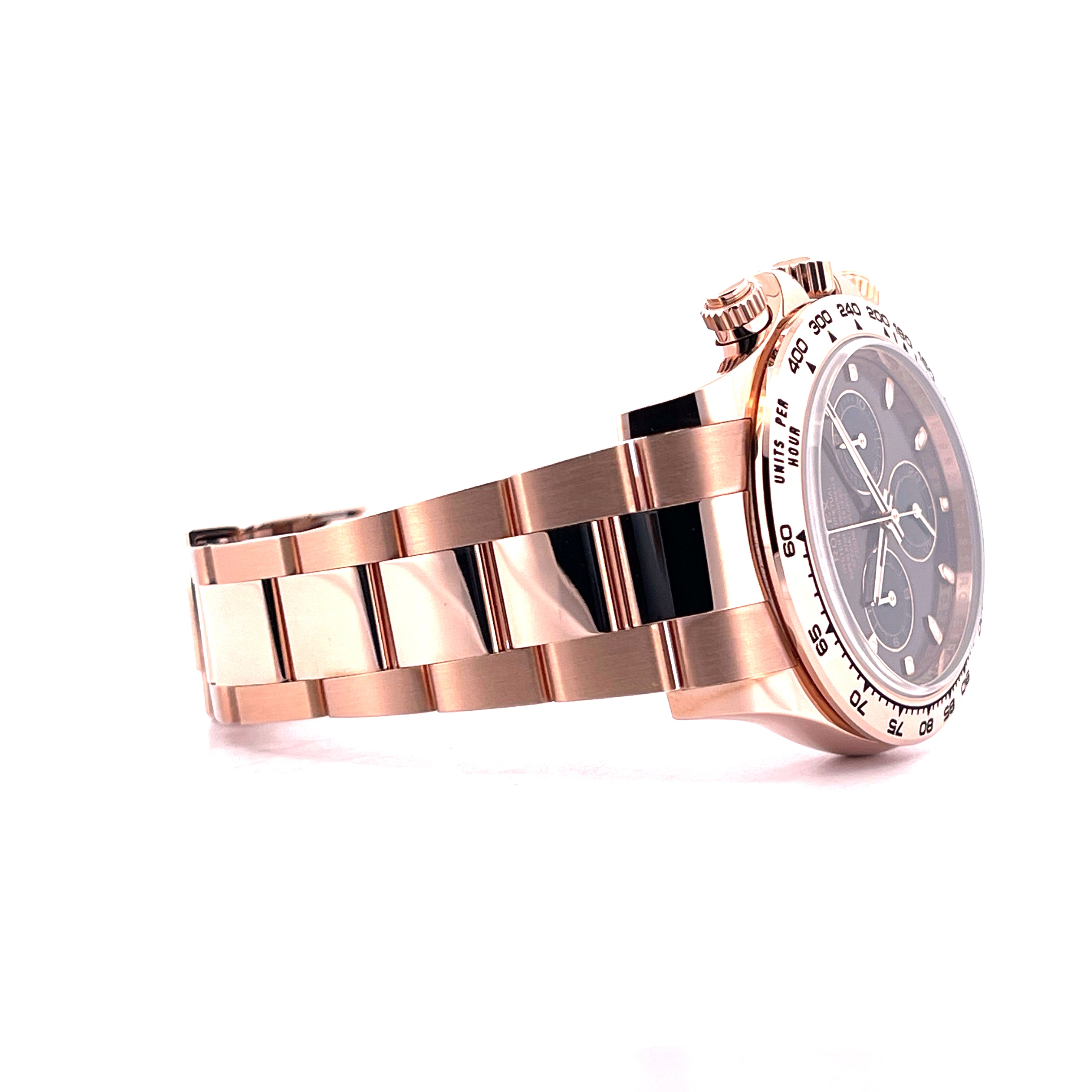 Rolex Daytona Everose aus 18 kt Roségold mit Schokoladen-Zifferblatt im Seitenprofil auf weißem Hintergrund