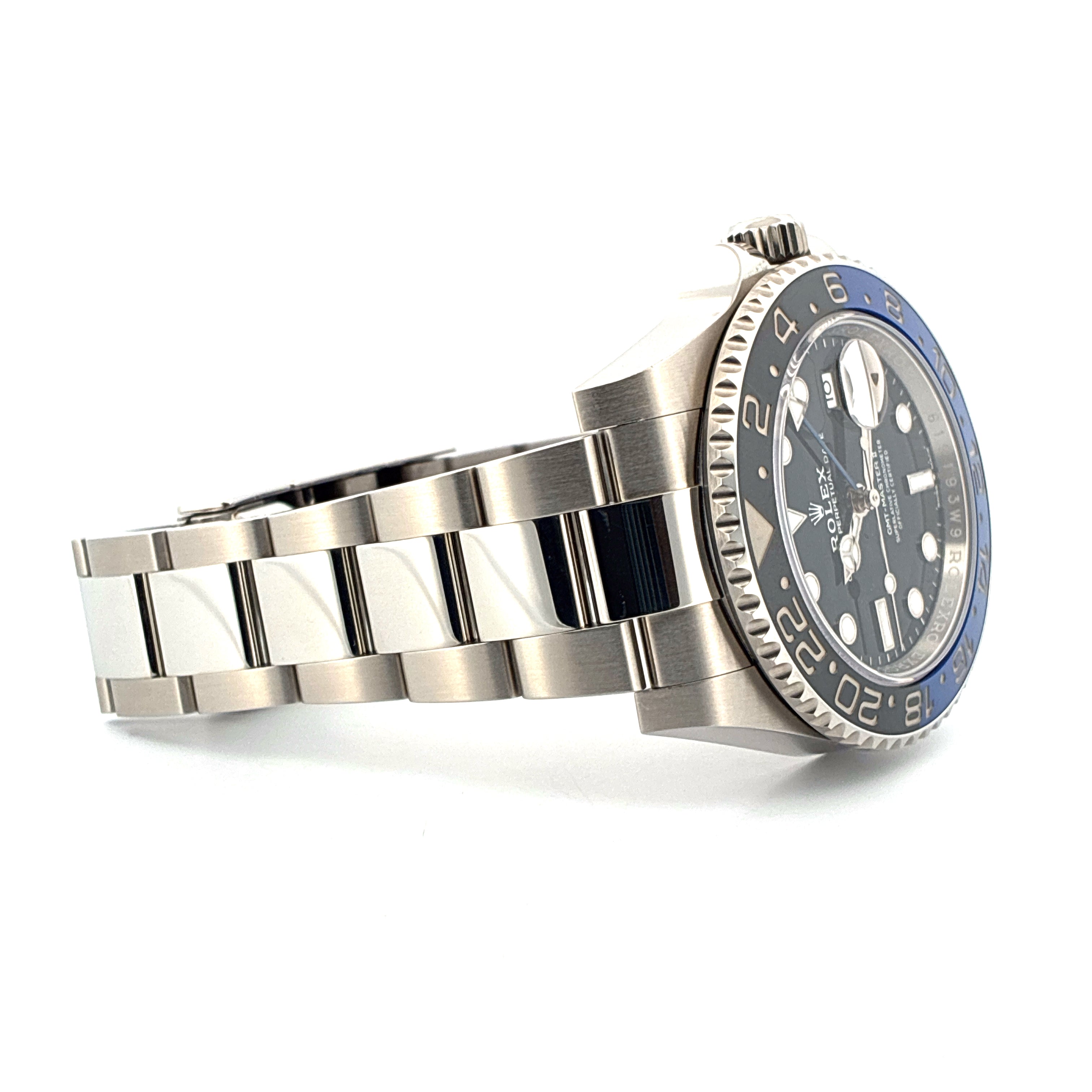 Rolex GMT-Master II Batman Stahl Automatik mit blau-schwarzer Lünette auf weißem Hintergrund