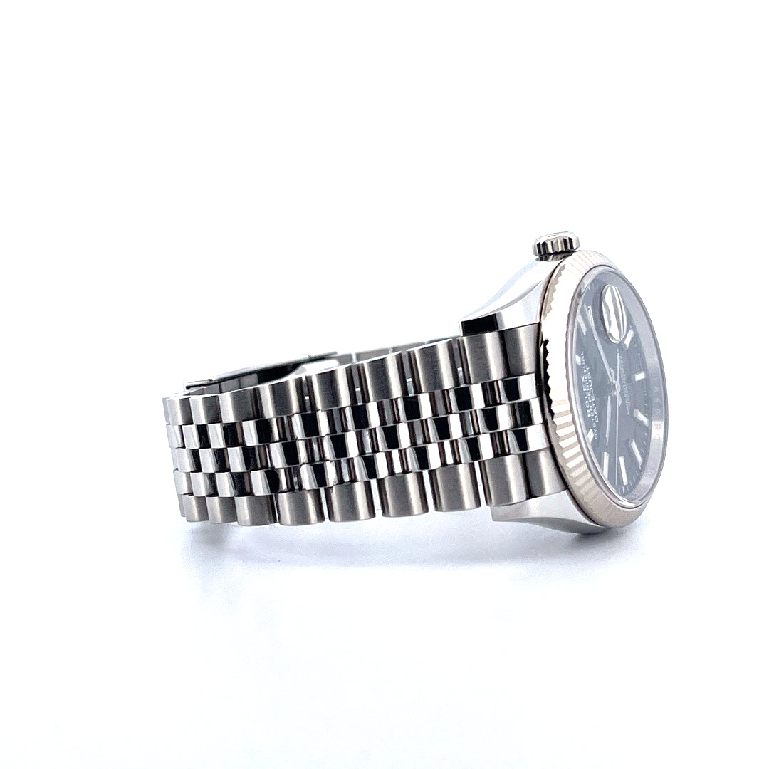 Seitenansicht einer Rolex Datejust 36 Blue Motif (2021) aus Stahl mit Ju-bilé-Armband auf hellem Hintergrund