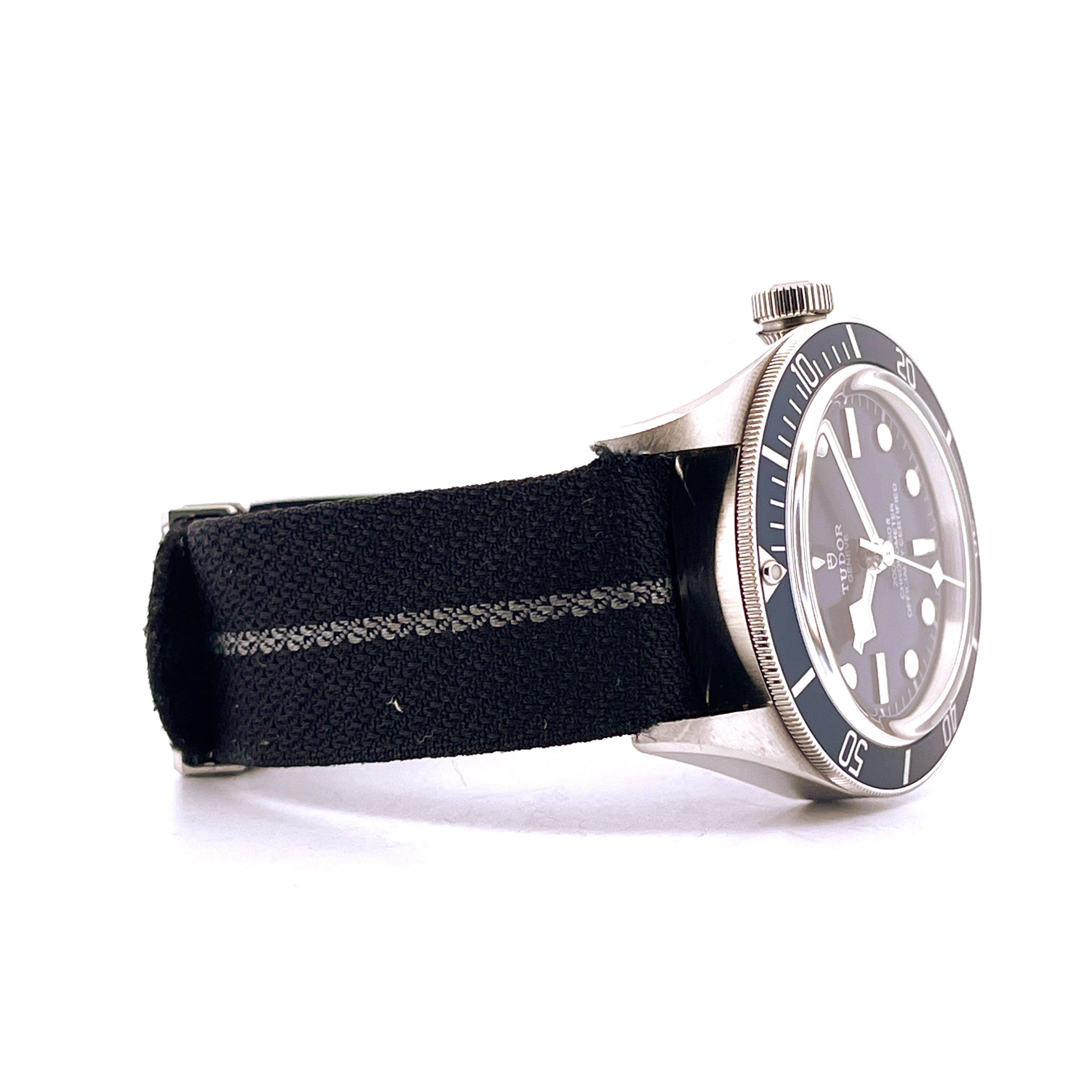 Tudor Black Bay Fifty-Eight Navy Blue (2022) im Seitenprofil auf weißem Hintergrund mit schwarzem Textilarmband