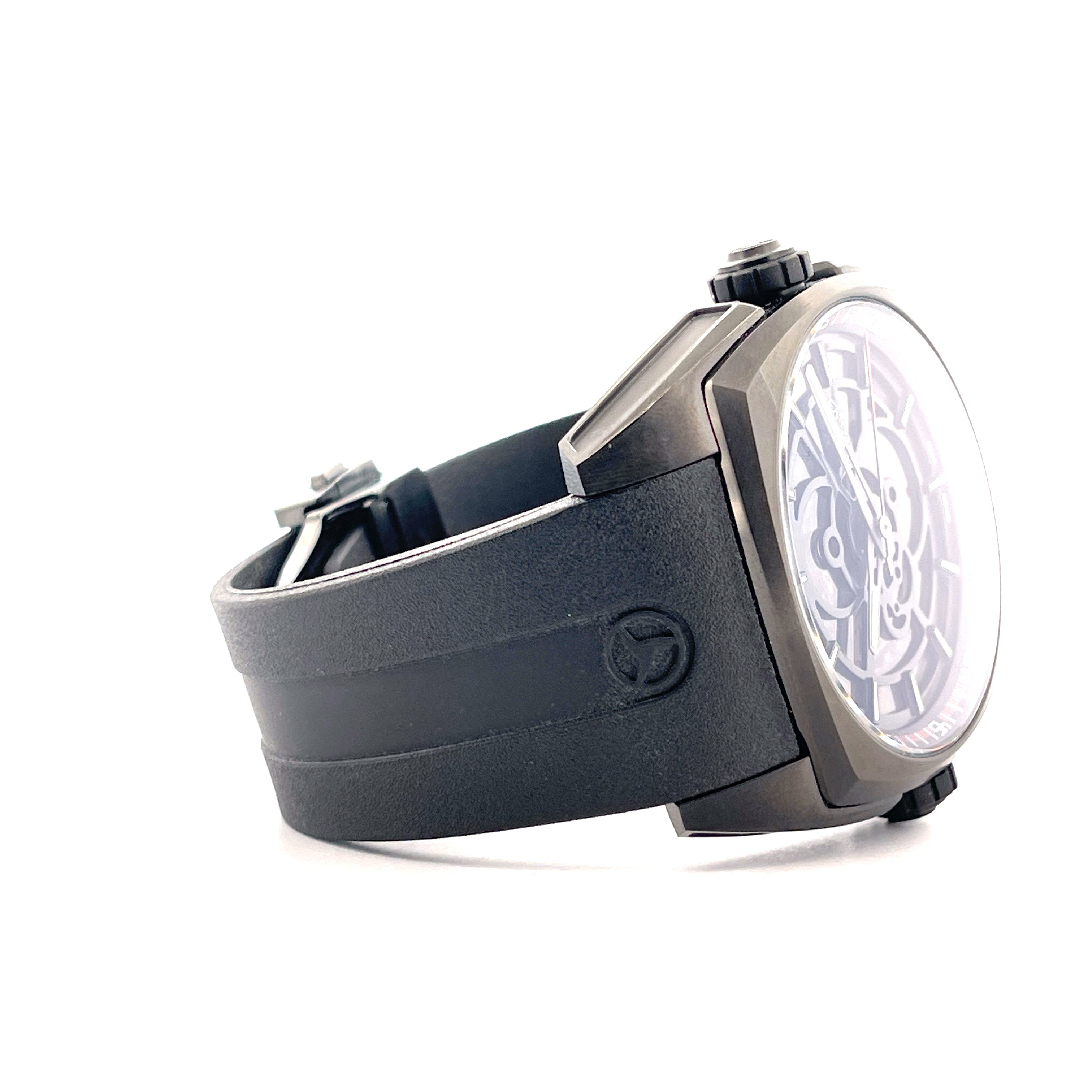 Cyrus Klepcys Solo Tempo Black DLC Edelstahl Automatik auf weißem Hintergrund mit schwarzem Armband