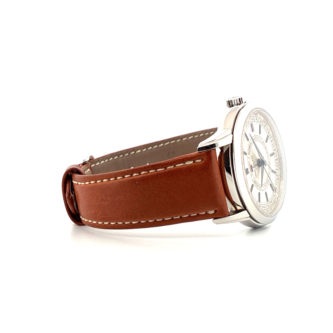 Seitenansicht einer Patek Philippe Calatrava Weekly Calendar 5212A-001 aus Edelstahl mit braunem Lederarmband