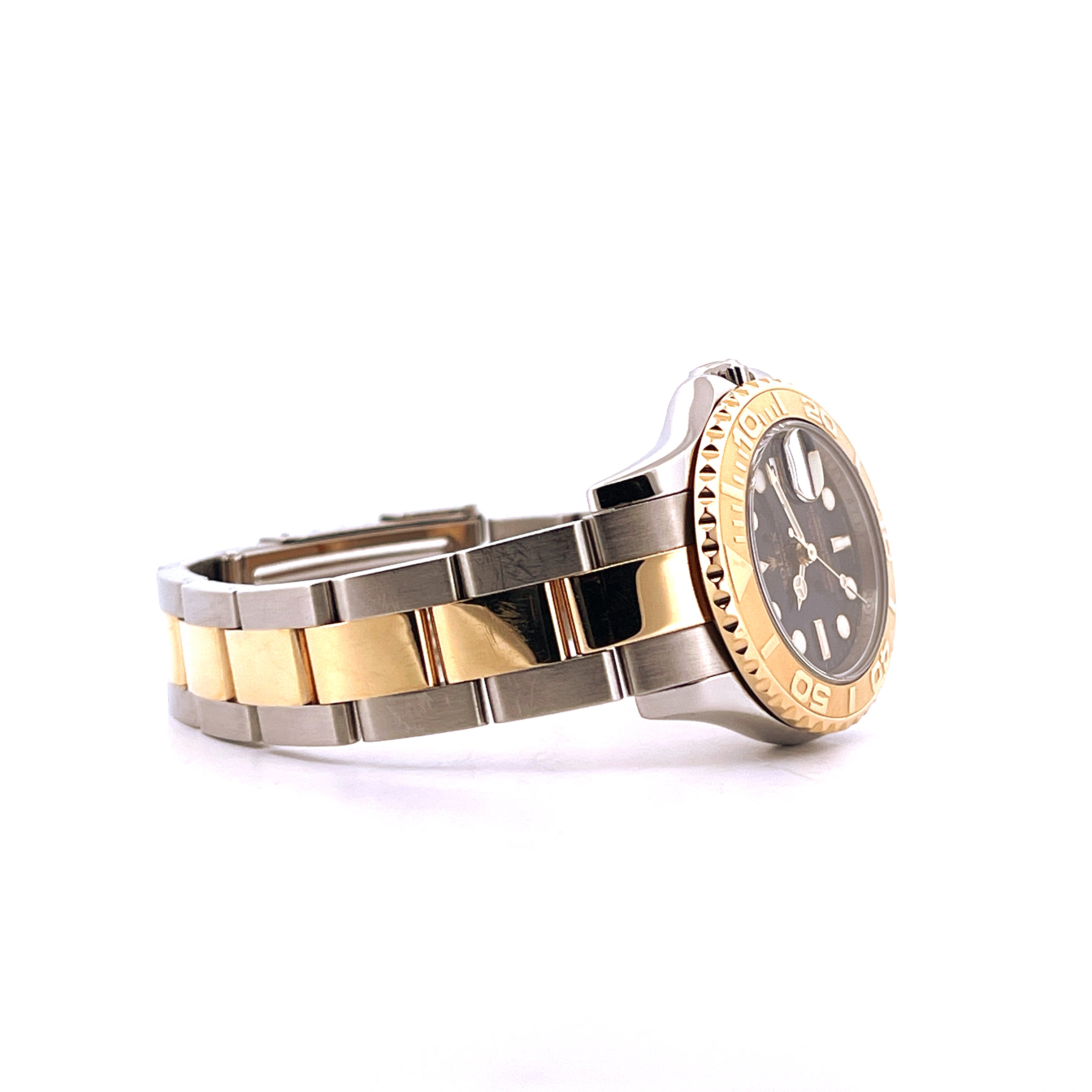 Rolex Yacht-Master 29mm bicolor Stahl/Gold im Detail von der Seite auf weißem Hintergrund