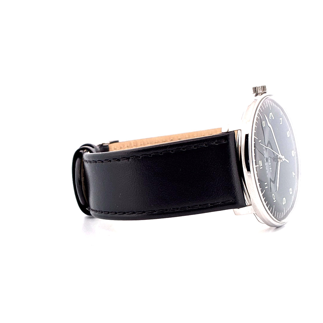 Junghans Max Bill Automatic Seitenansicht eines schwarzen Lederarmbands mit silbernem Edelstahlgehäuse auf weißem Hintergrund