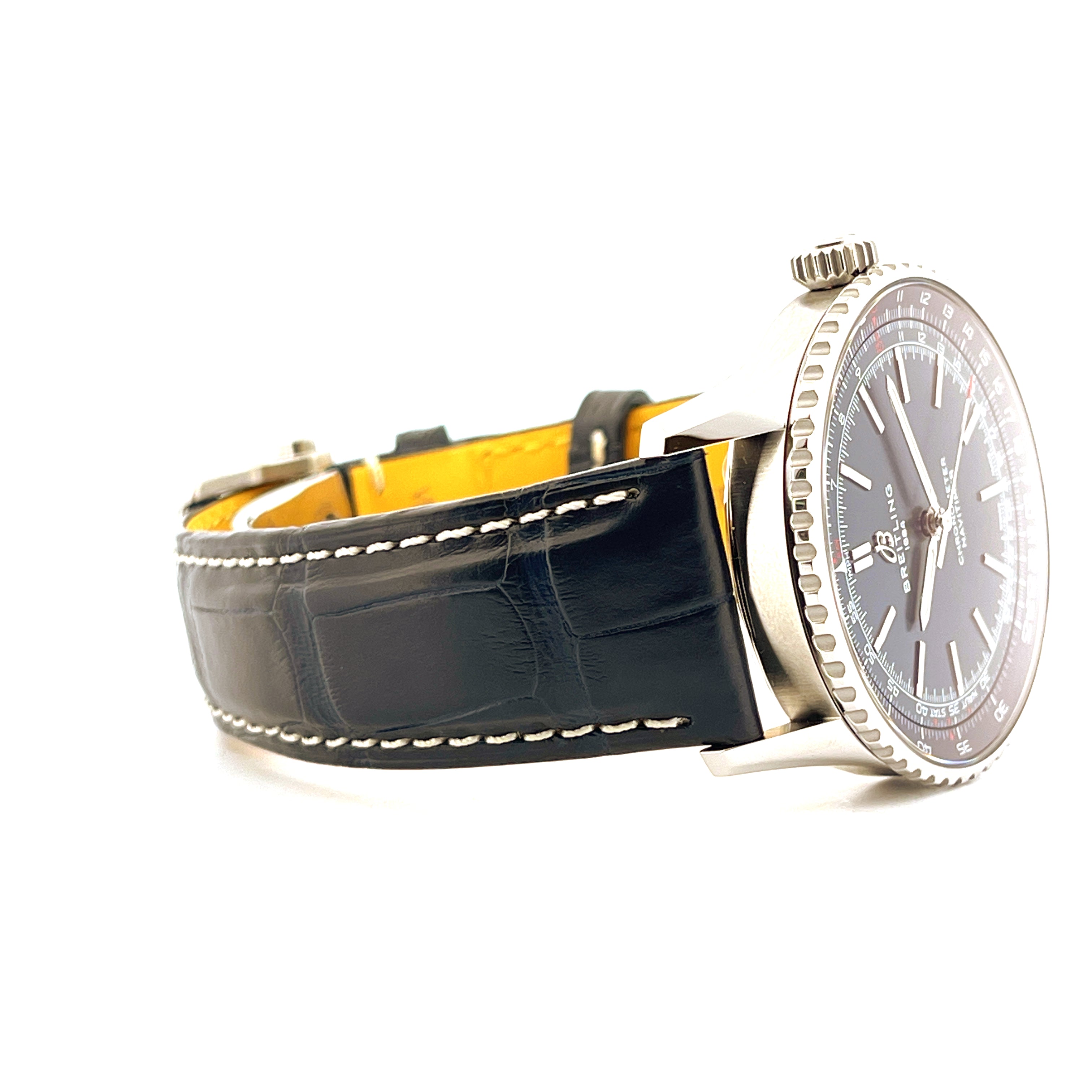 Breitling Navitimer Automatic 41 in Stahl mit schwarzem Kroko-Armband Seitenansicht
