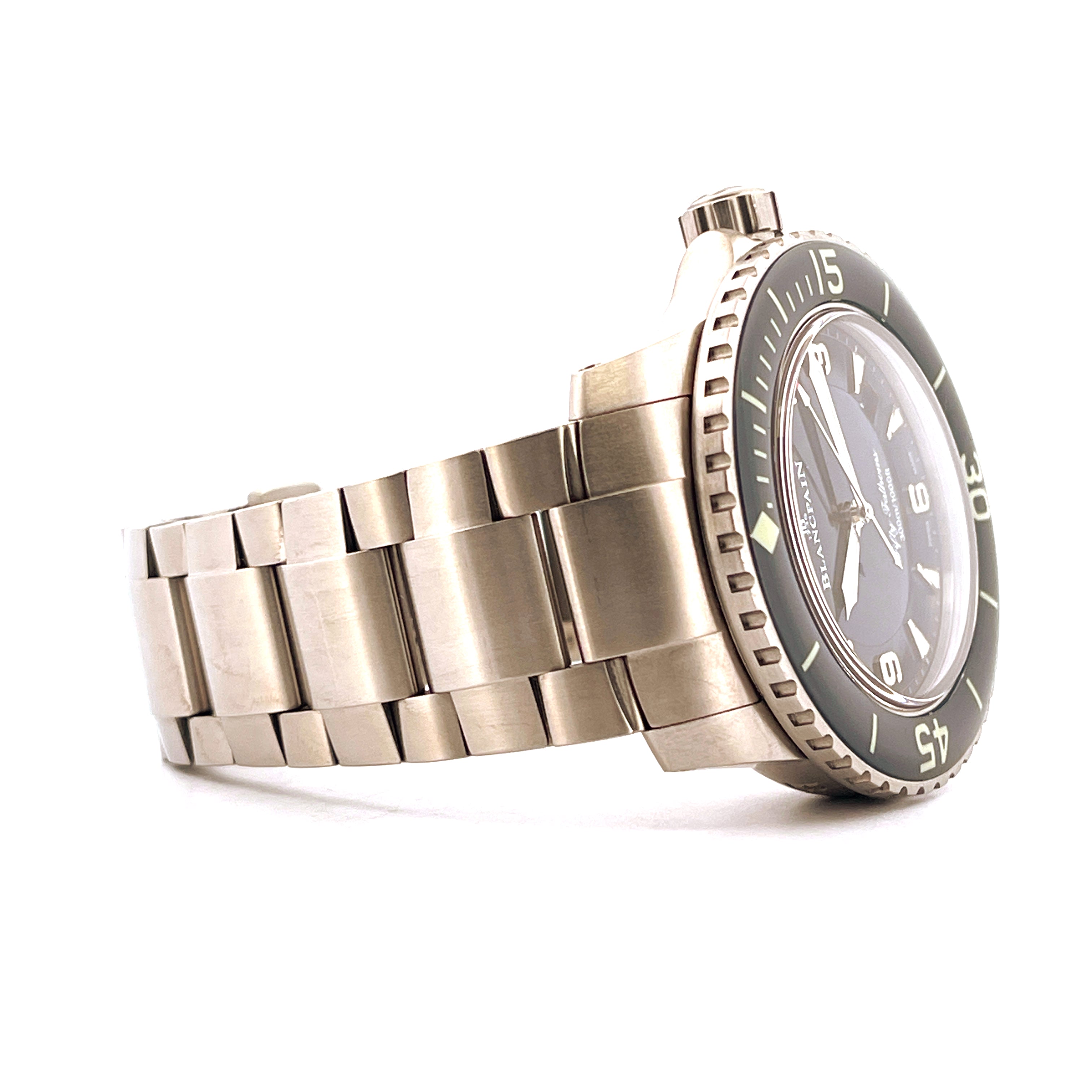 Blancpain Fifty Fathoms Automatique 45mm blaues Titan Gehäuse mit Metallarmband im Profil