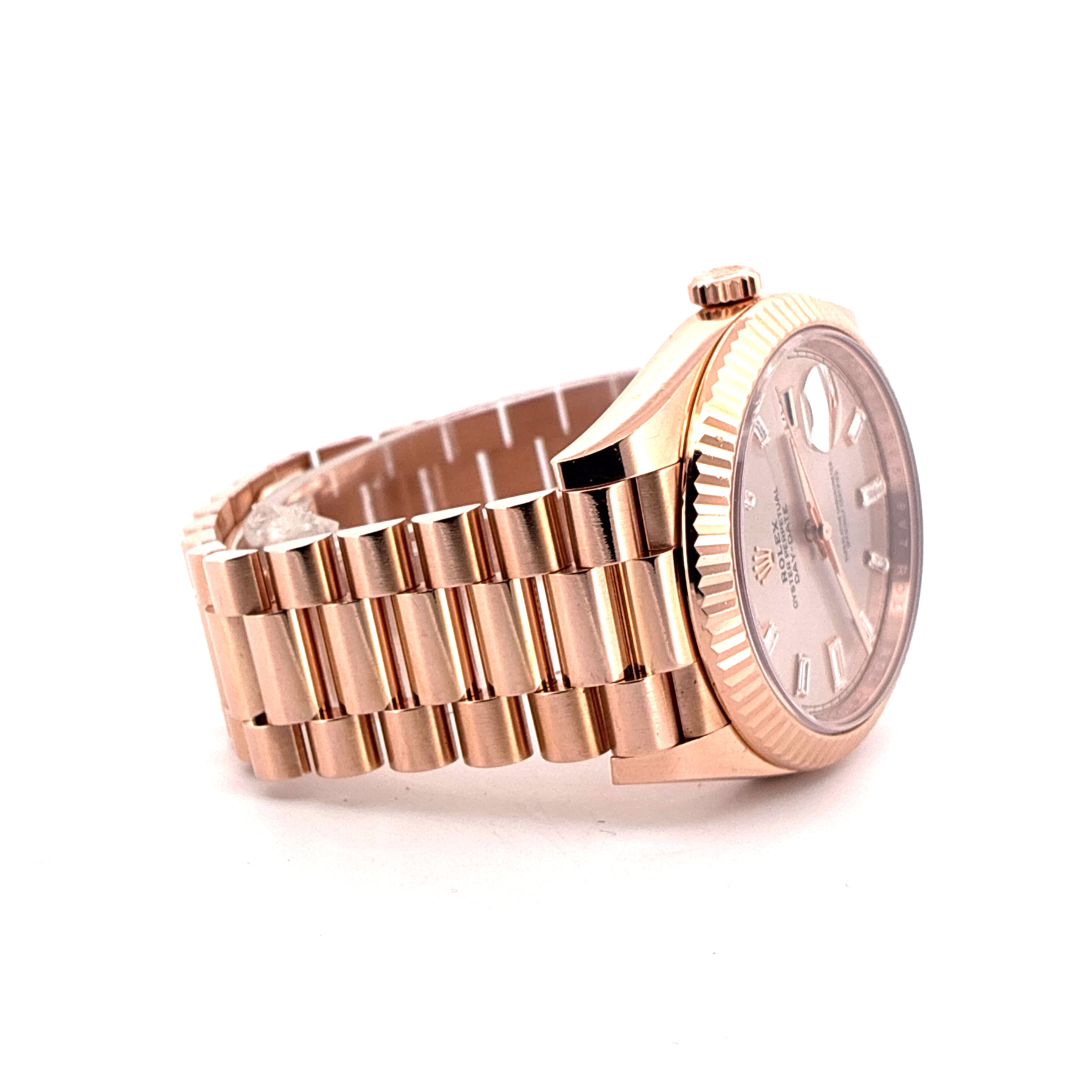 Rolex Day-Date 40 Roségold Armbanduhr im Seitenprofil auf weißem Hintergrund