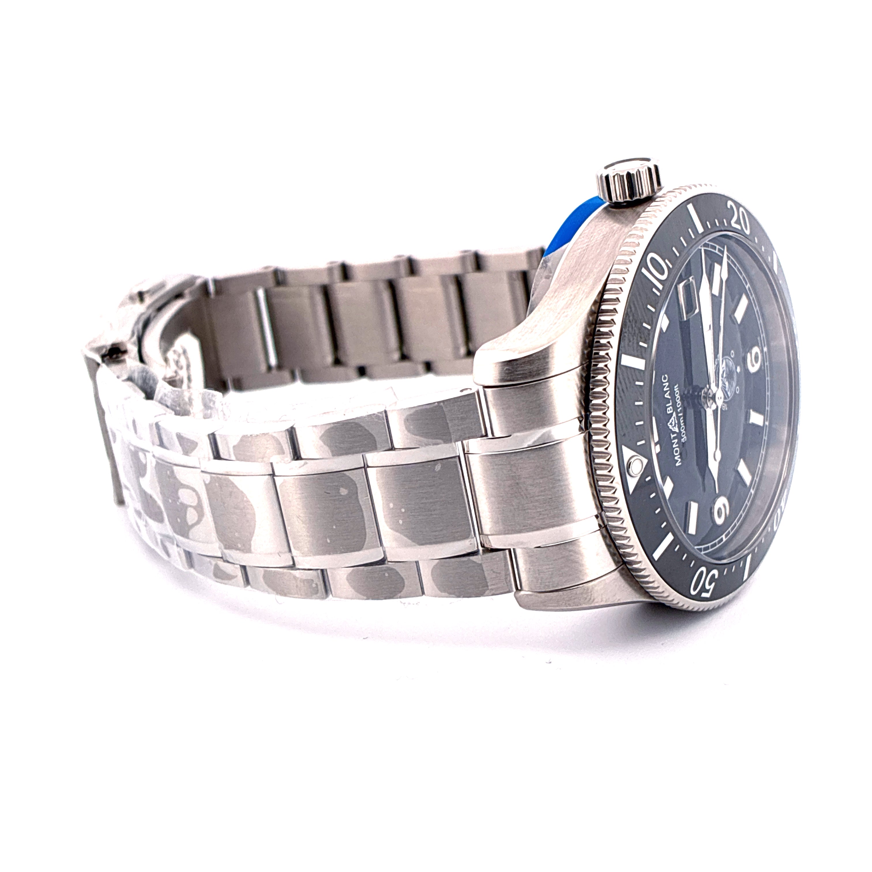 Montblanc 1858 Iced Sea Automatik Datum, Edelstahlgehäuse, schwarzes Zifferblatt, Stahlarmband, neu und ungetragen