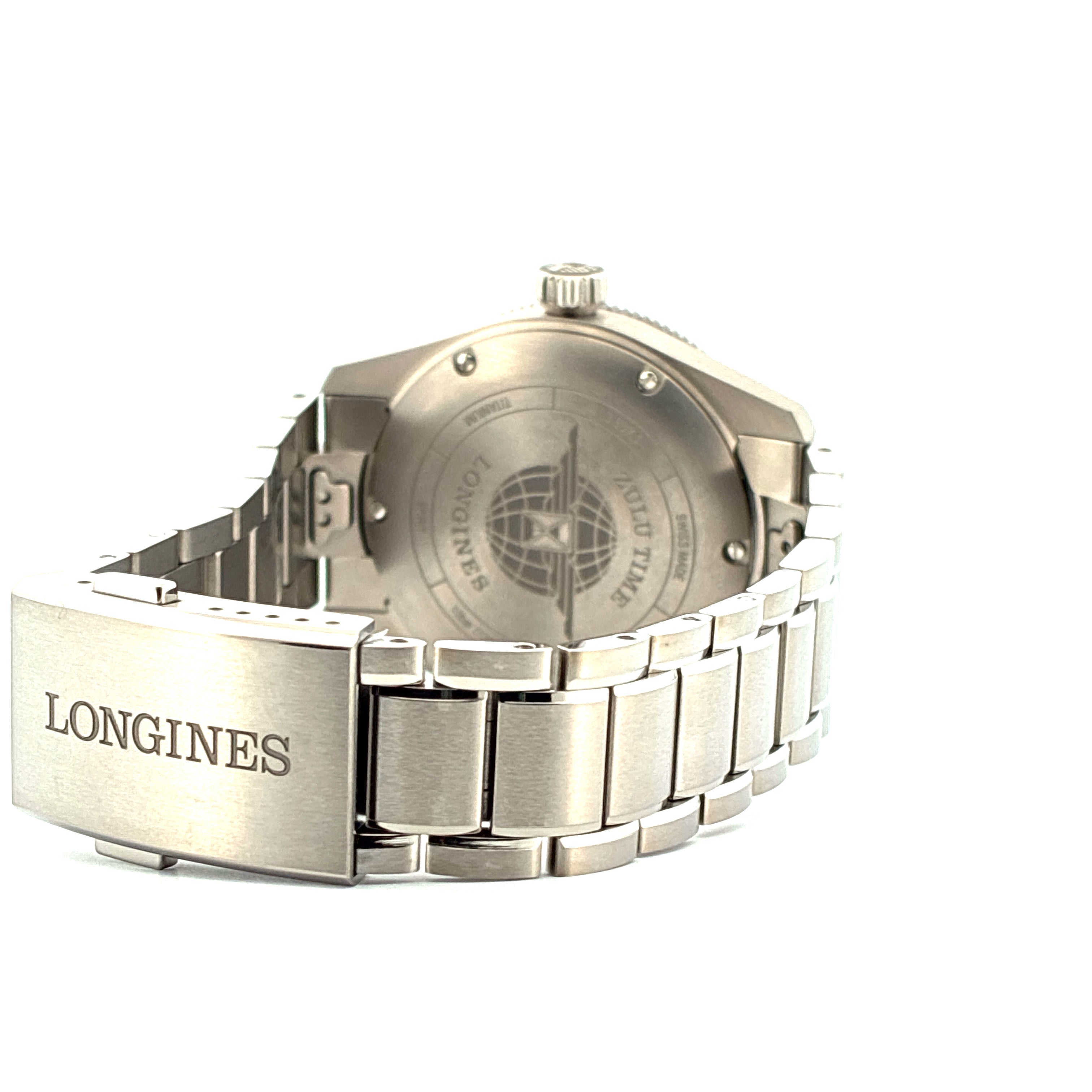 Longines Spirit Zulu Time 39mm Uhr, Seitenansicht der Rückseite mit geprägtem Zifferblatt und Edelstahlarmband