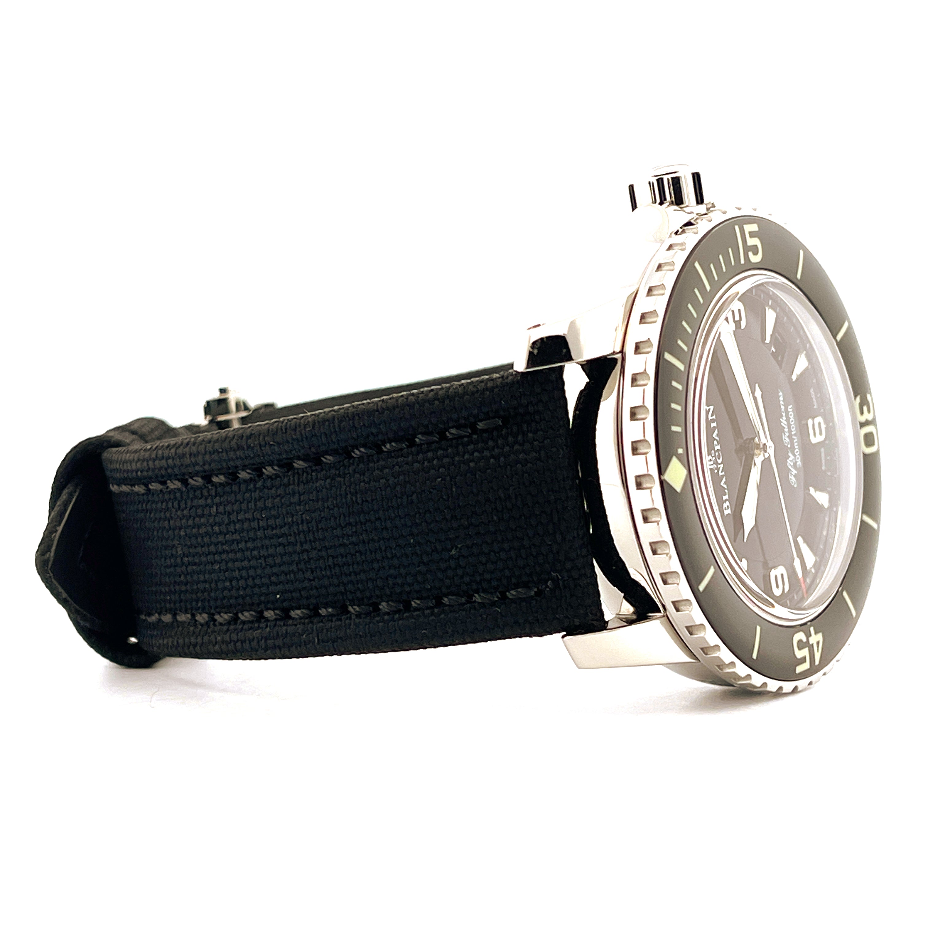 Eine Blancpain Fifty Fathoms Automatik mit Stahlgehäuse und schwarzem Textilband im Seitenprofil auf weißem Hintergrund