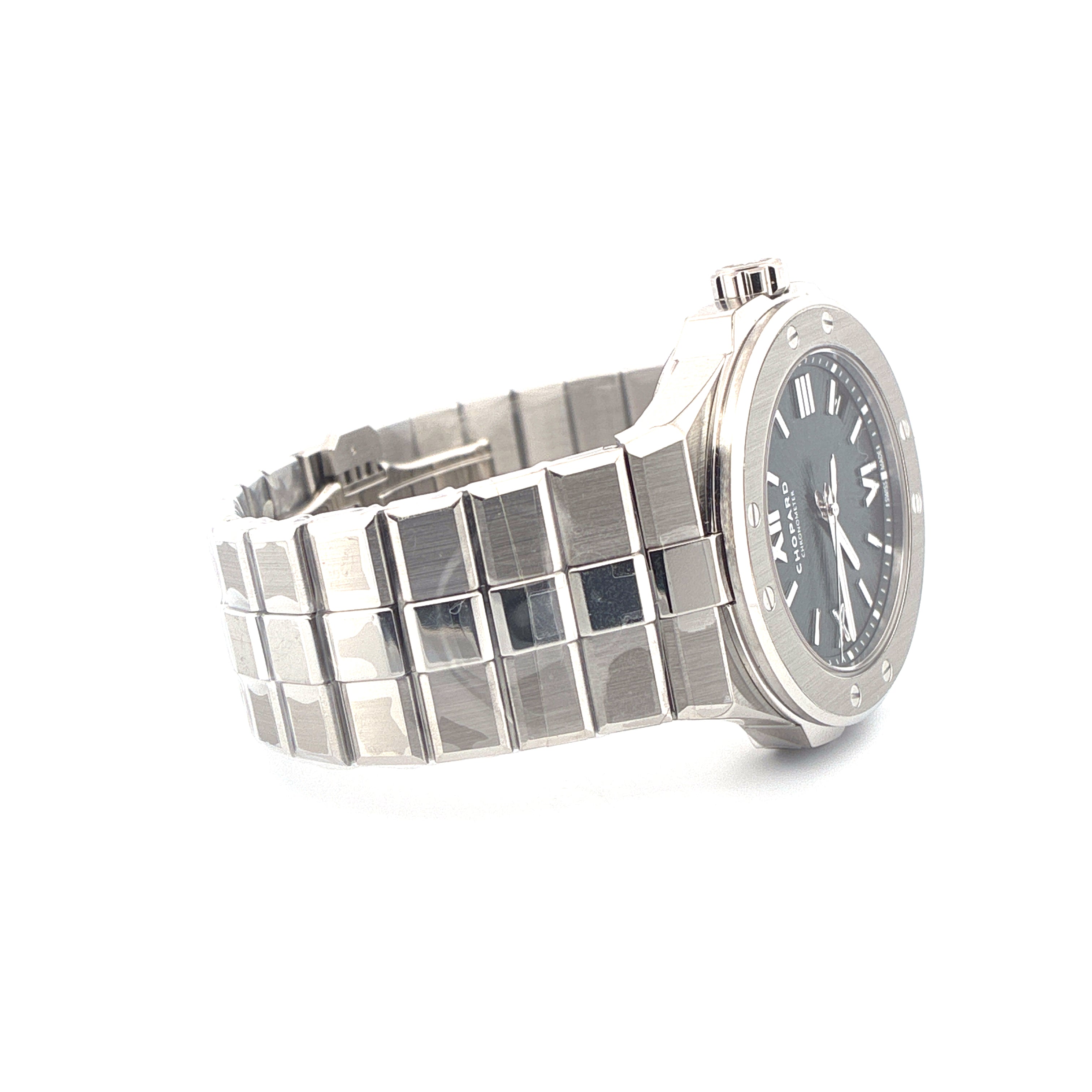 Seitenansicht einer Chopard Alpine Eagle Uhr aus Edelstahl mit blauem Zifferblatt und markantem Gliederarmband