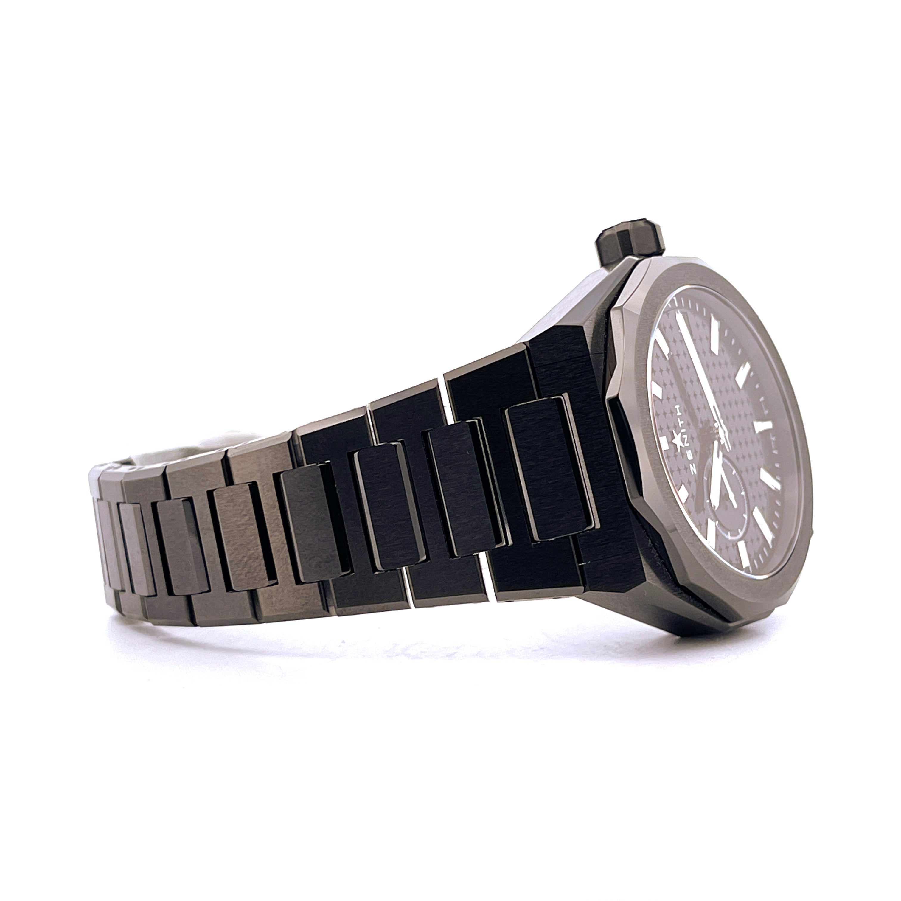 Zenith Defy Skyline 41mm aus schwarzer Keramik, Seitenansicht mit schwarzem Metallarmband und grauem Zifferblatt