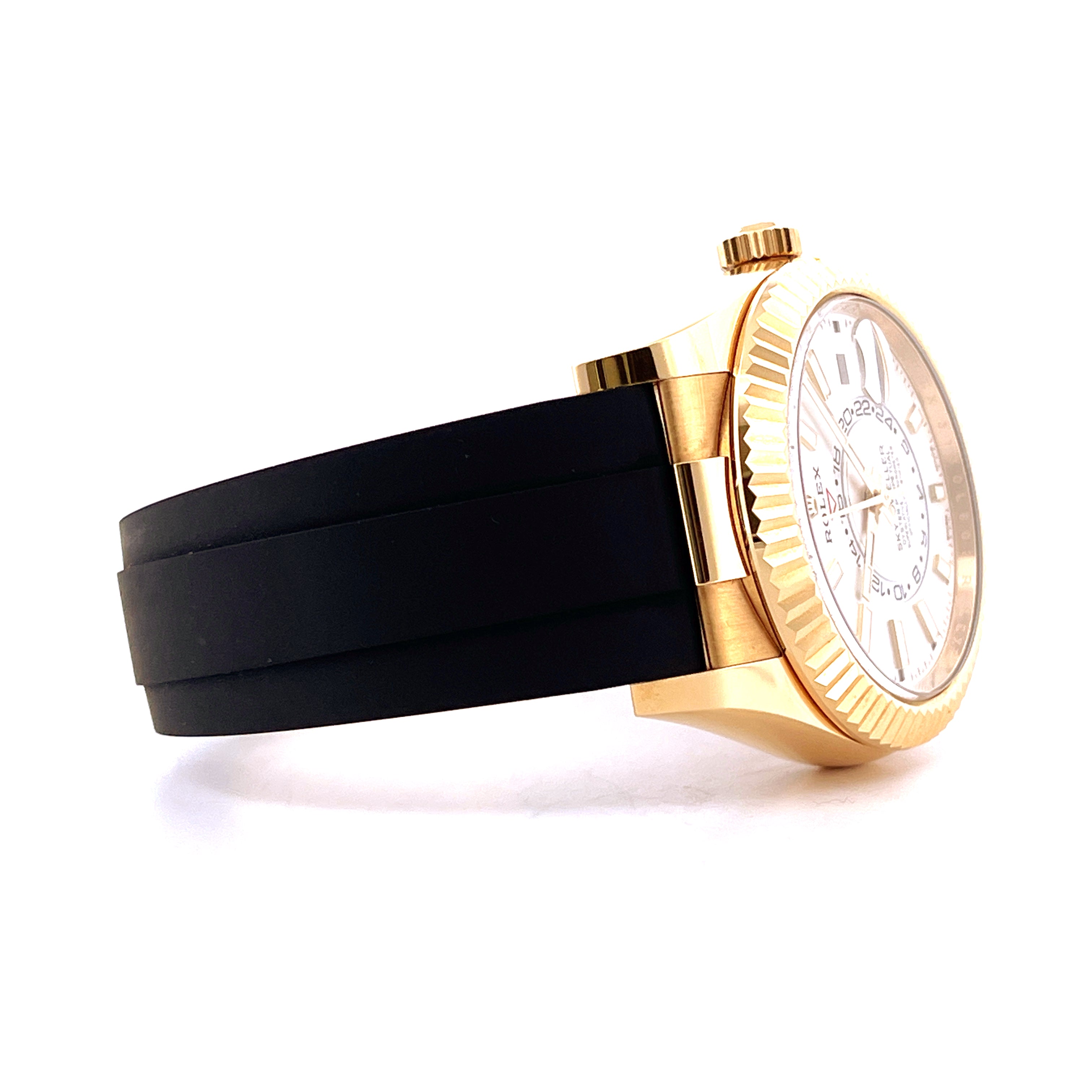 Rolex Sky-Dweller Gold Rubber von der Seite, gelbes Goldgehäuse, weißes Zifferblatt mit schwarzen Zahlen, schwarzes Kautsc…