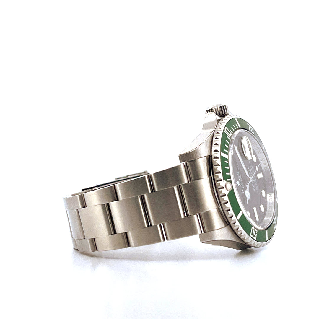 Rolex Kermit Submariner Date Stahl im Seitenprofil mit gruener Luente auf weissem Hintergrund