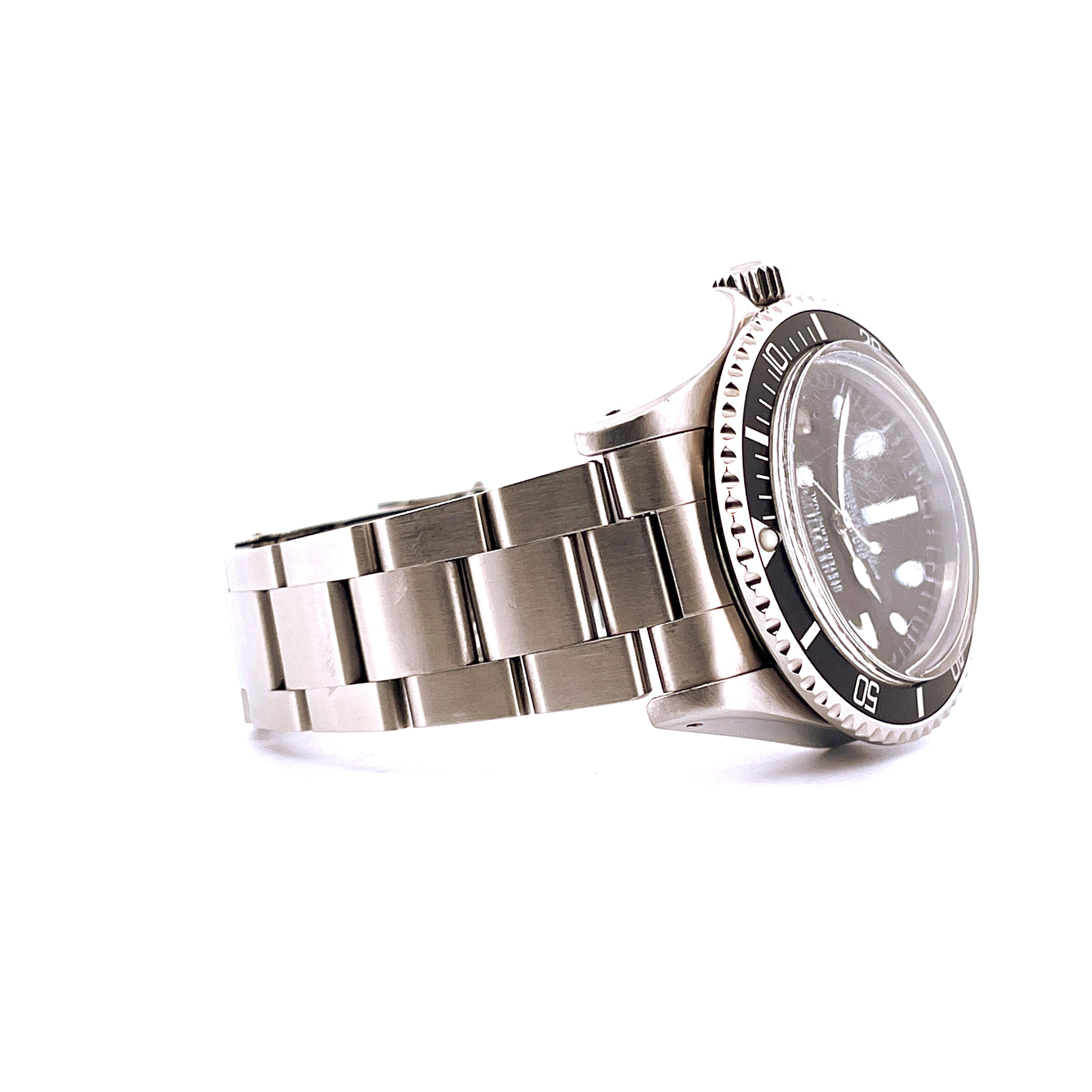 Rolex Sea-Dweller 1665 Great White aus Stahl mit Stahlarmband im Seitenprofil auf weißem Hintergrund
