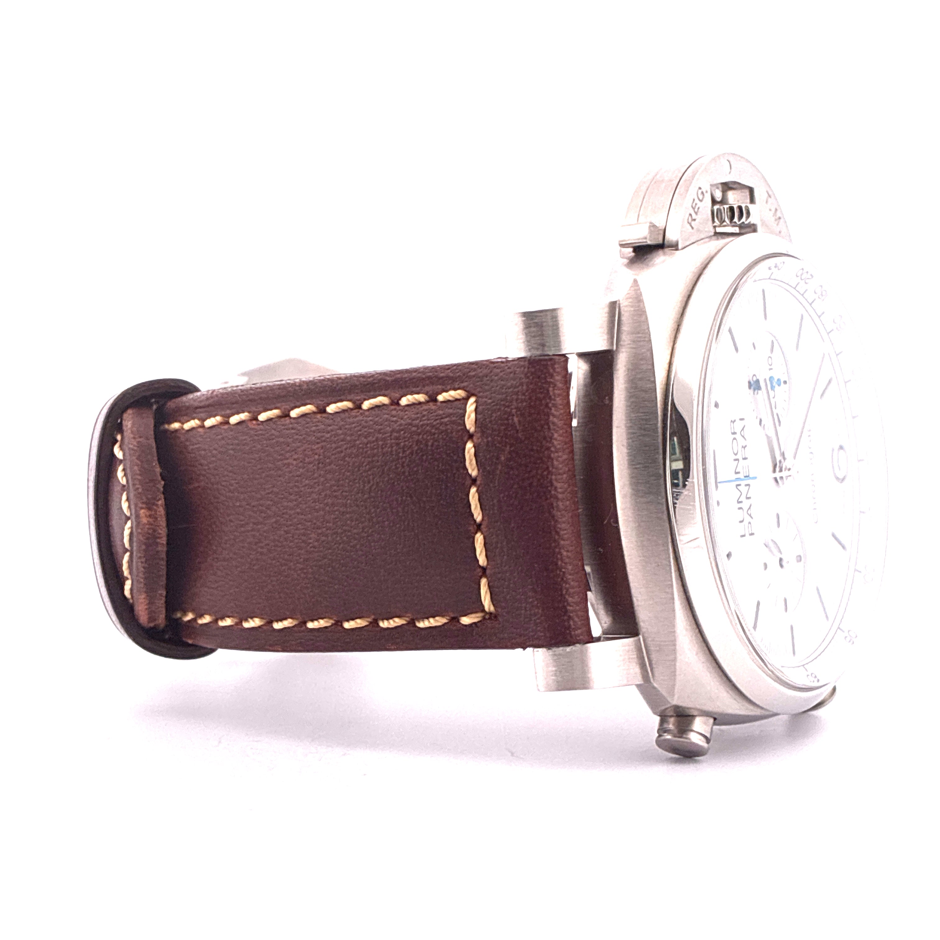 Nahaufnahme einer Panerai Luminor Chrono 44mm an einem braunen Lederarmband mit hellen Nähten, Studioaufnahme