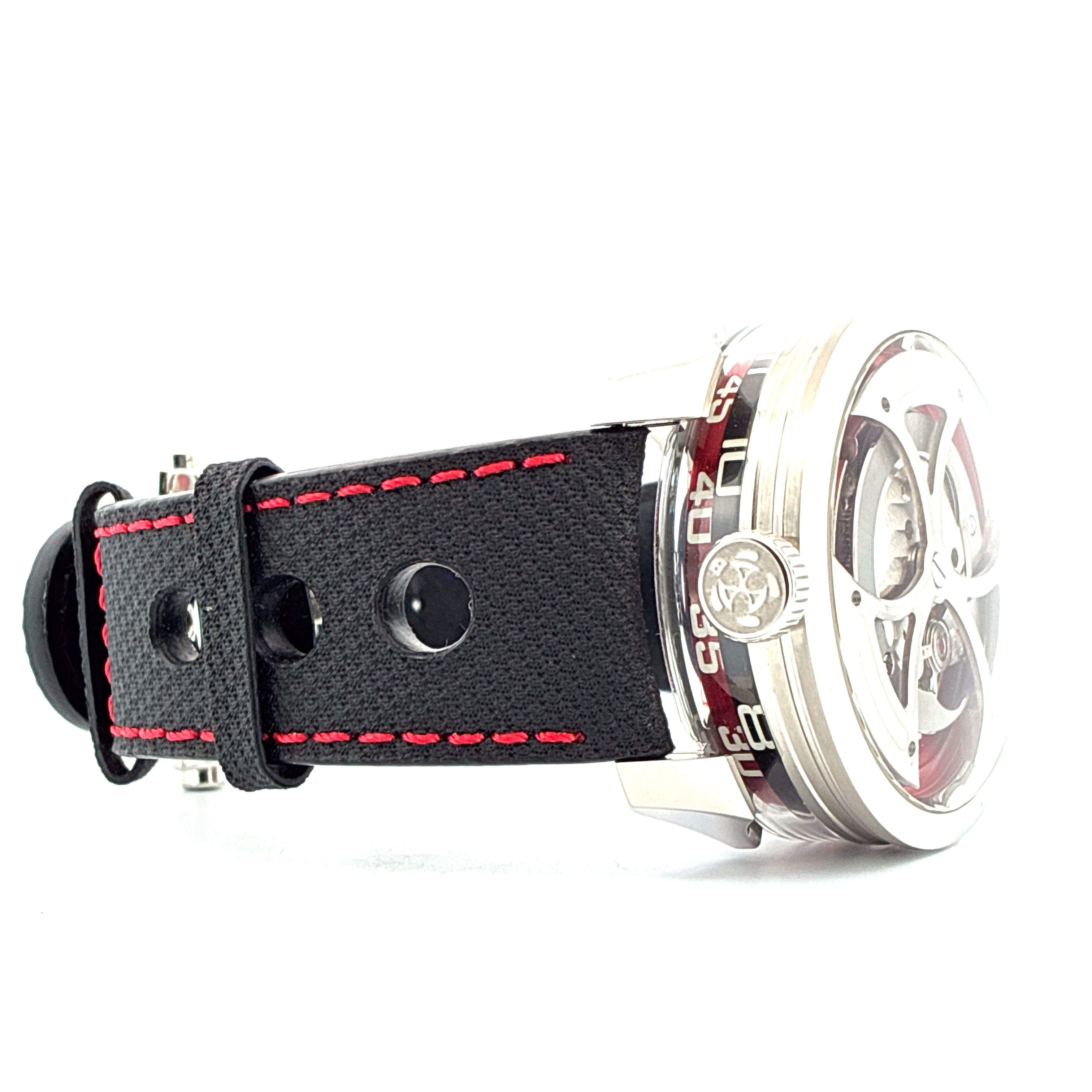Seitenansicht einer MB&F M.A.D. 1 Edition Uhr mit schwarzem Lederband und roten Nähten auf weißem Hintergrund