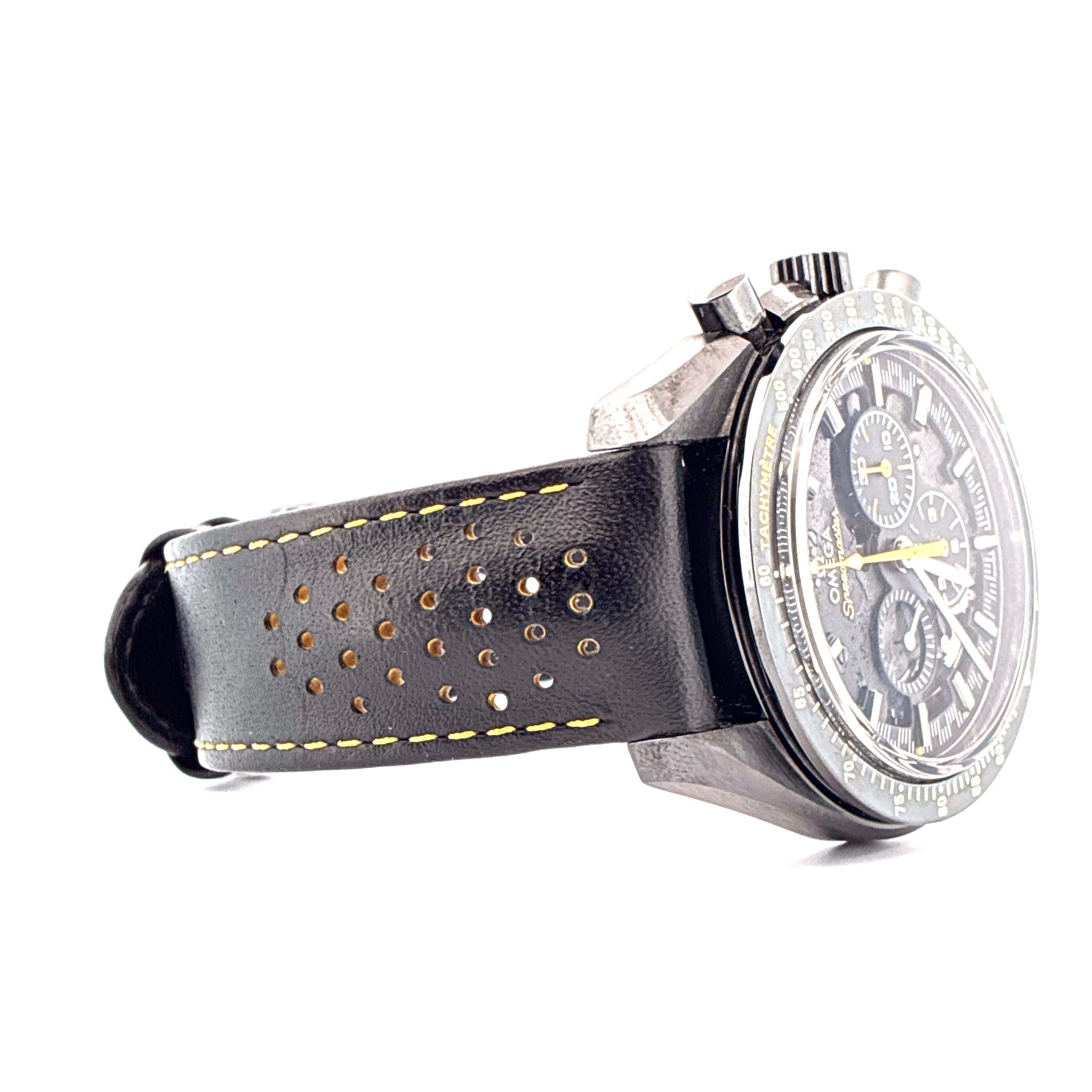 Omega Speedmaster Dark Side of the Moon Apollo 8 Armbanduhr mit schwarzem Keramikgehäuse und perforiertem Lederarmband im Detailansicht