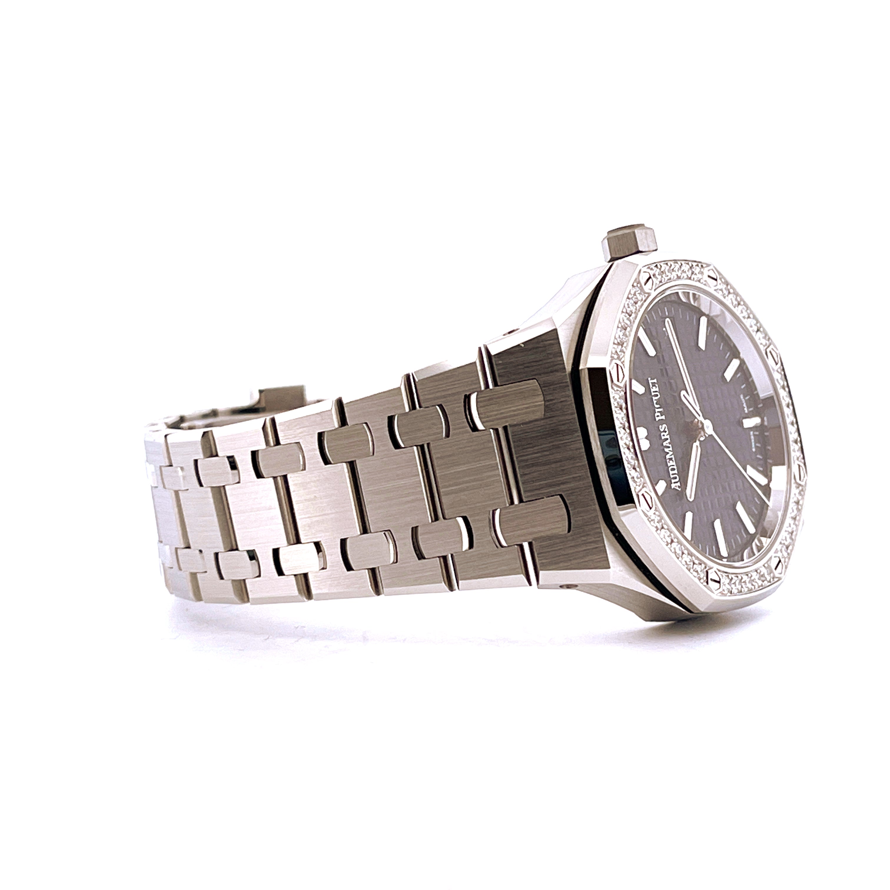 Audemars Piguet Royal Oak 34mm in Stahl mit diamantbesetzter Lünette und blauem Zifferblatt von der Seite