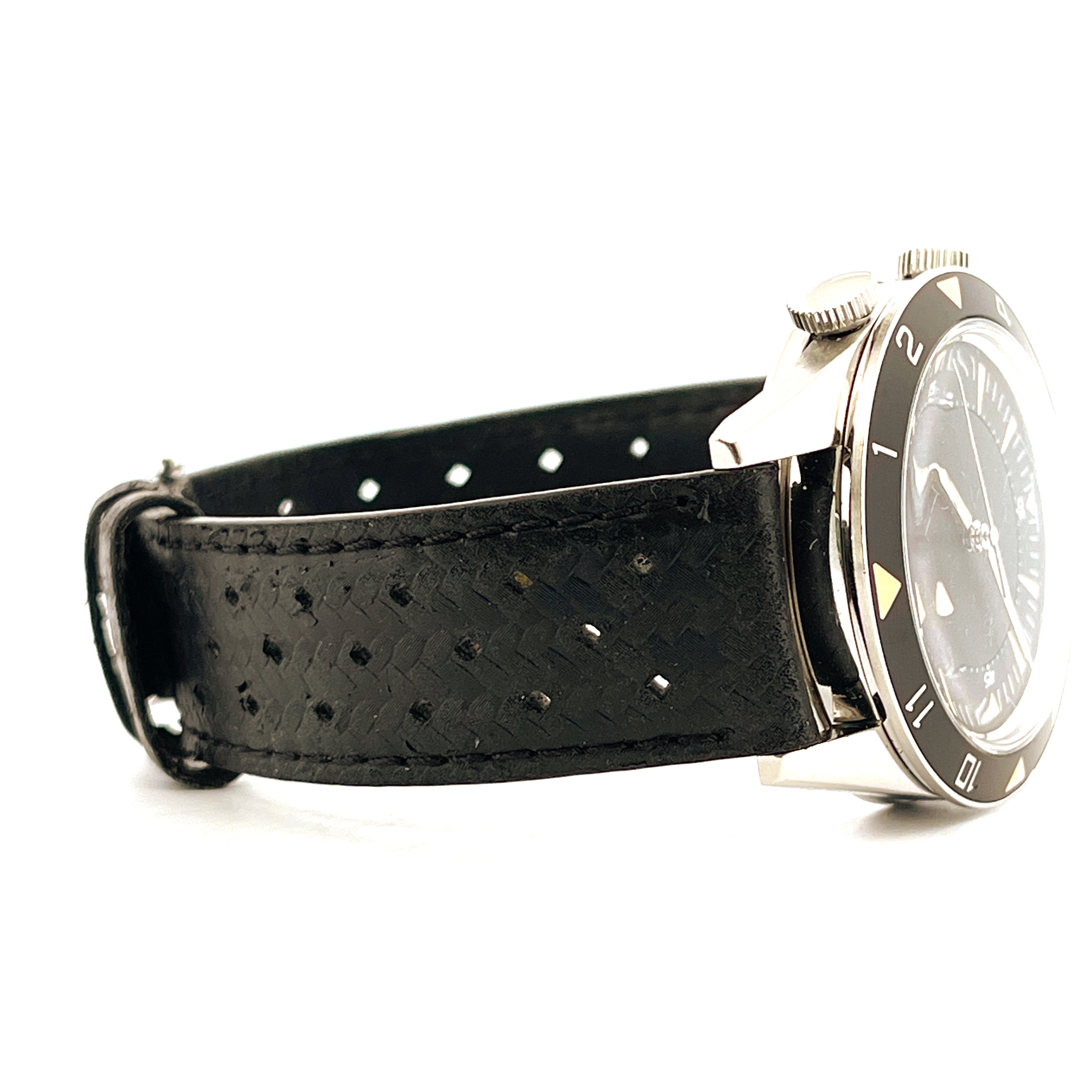 Jaeger LeCoultre Memovox Tribute To Deep Sea Seitenansicht eines Edelstahlgehäuses mit schwarzem Lederarmband