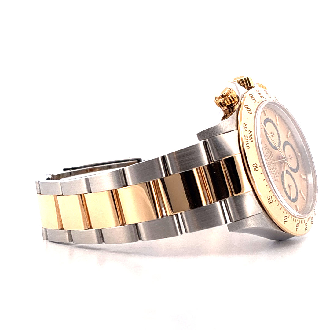Rolex Daytona Bicolor aus Edelstahl und Gelbgold im Profil auf weissem Hintergrund mit zwei Zeigern und drei Zifferblättern