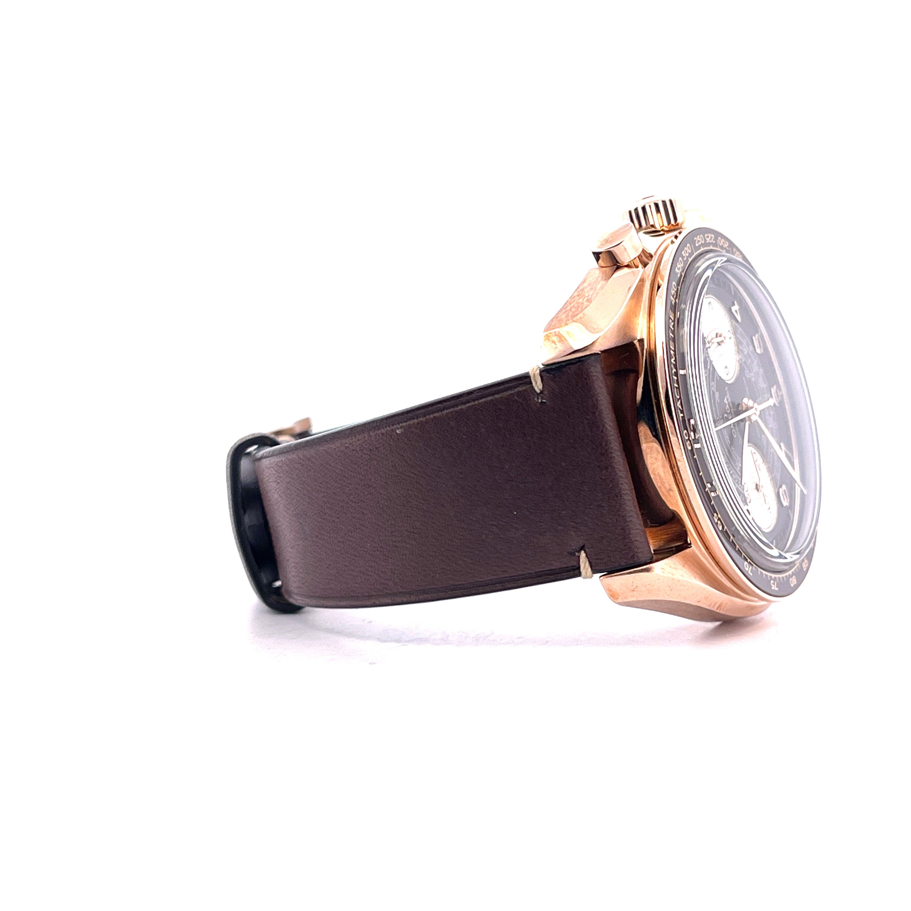 Omega Speedmaster Chronoscope Bronze & Gold Seitenansicht des roségoldenen Gehäuses mit braunem Lederarmband
