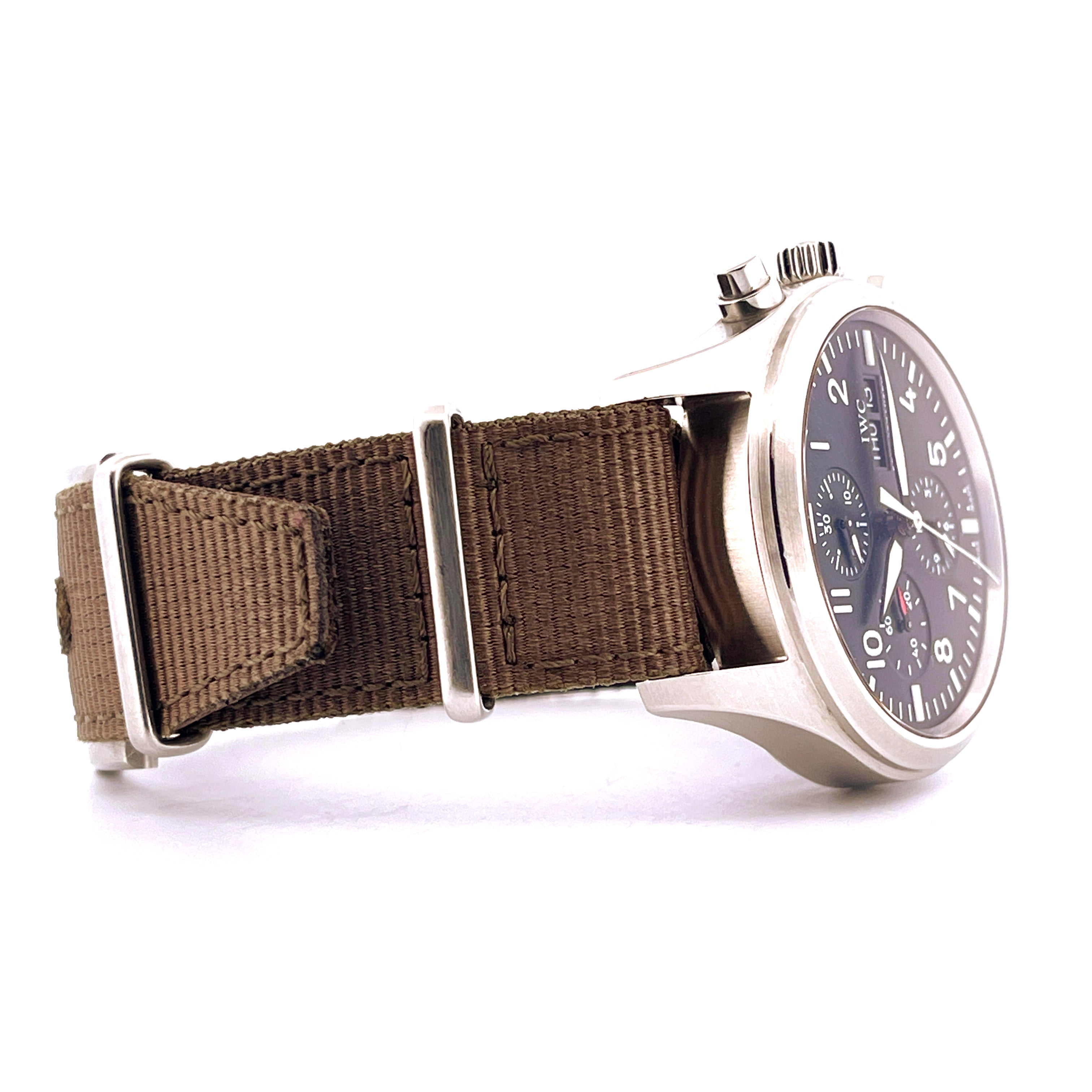 IWC Fliegeruhr Chronograph Ref. 371701 aus Edelstahl mit braunem Textilarmband von der Seite gesehen