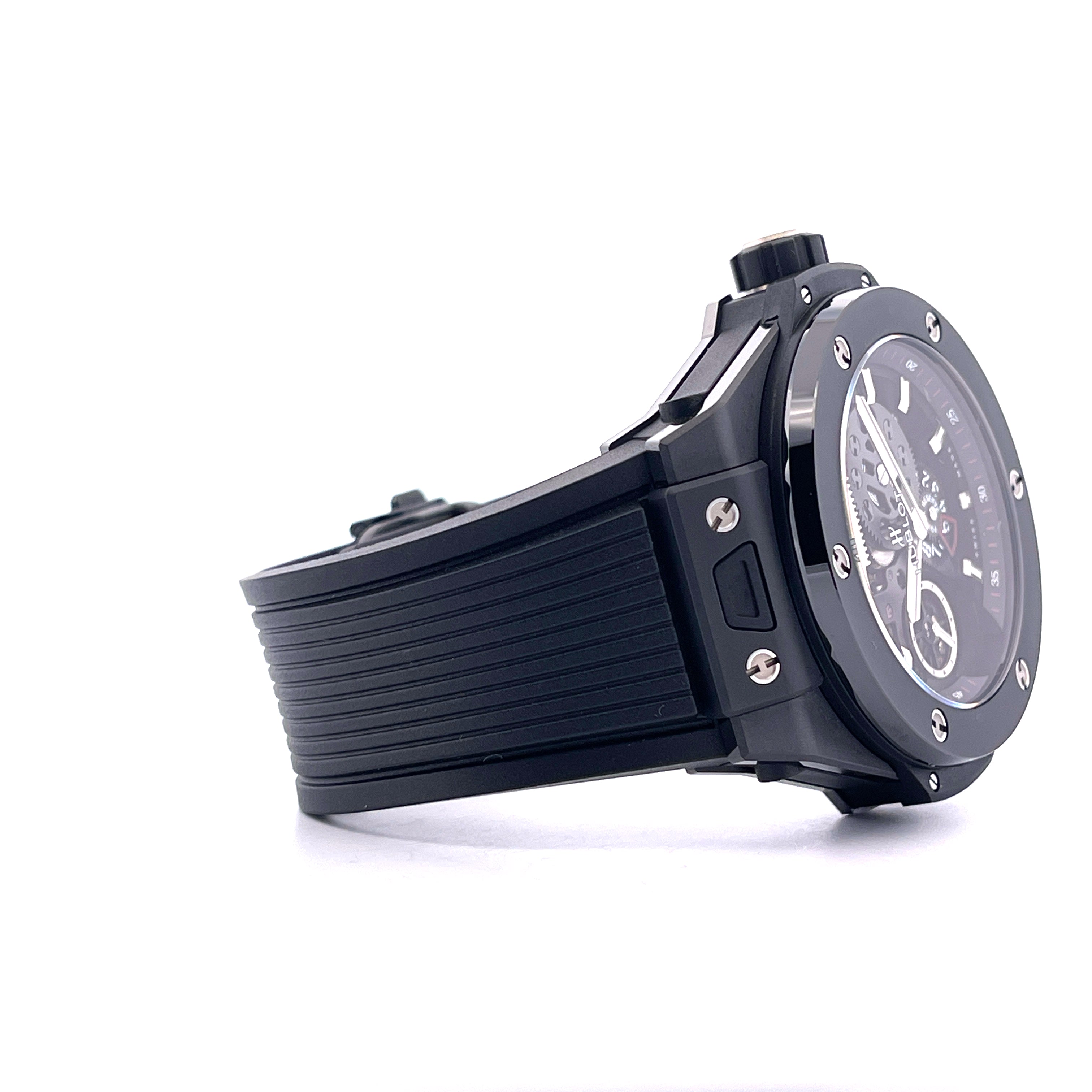 Hublot Big Bang MECA 10 aus Keramik in Seitenansicht auf weißem Hintergrund