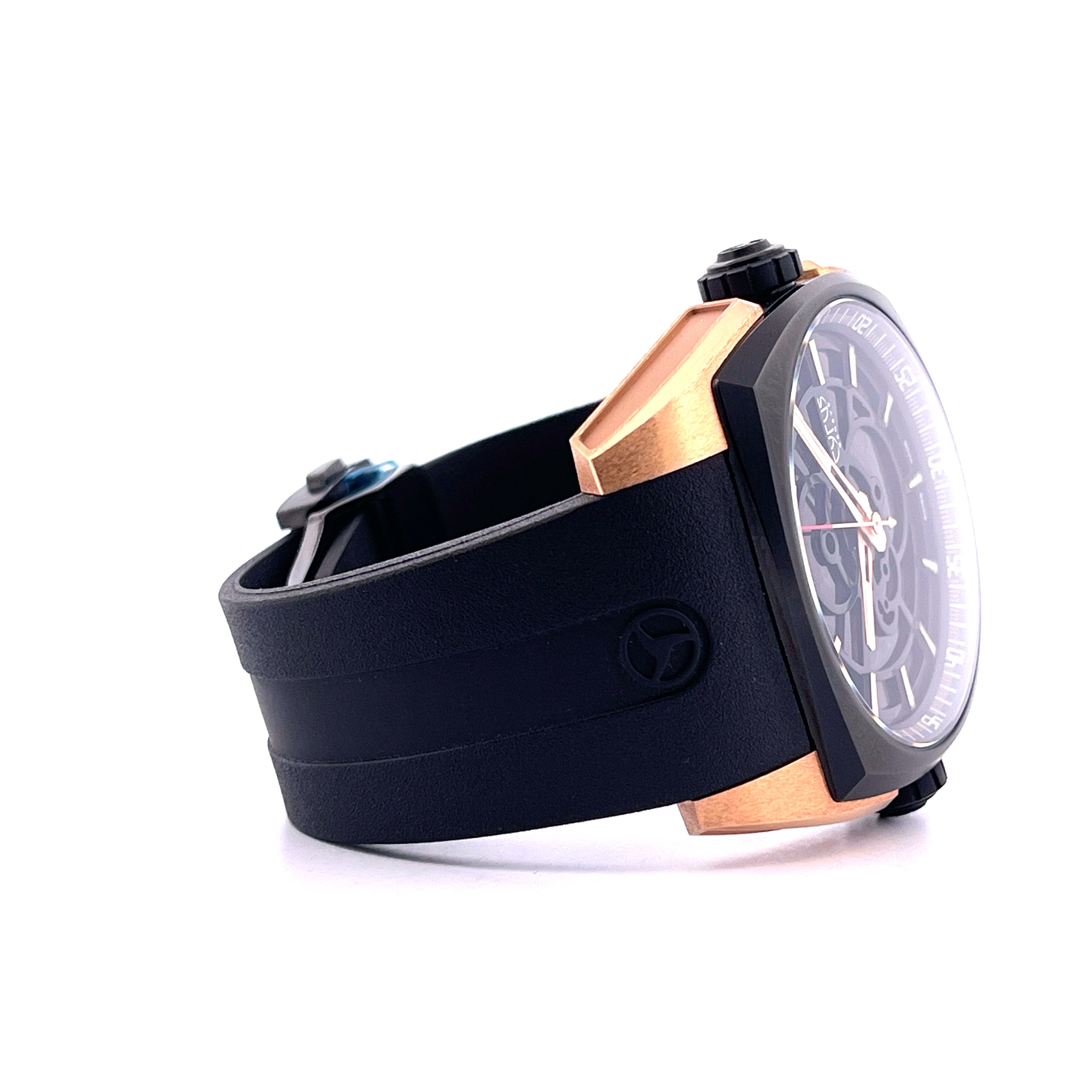Cyrus Klepcys Solo Tempo Roségold & Black DLC Automatikuhr mit schwarzem Armband auf weißem Hintergrund