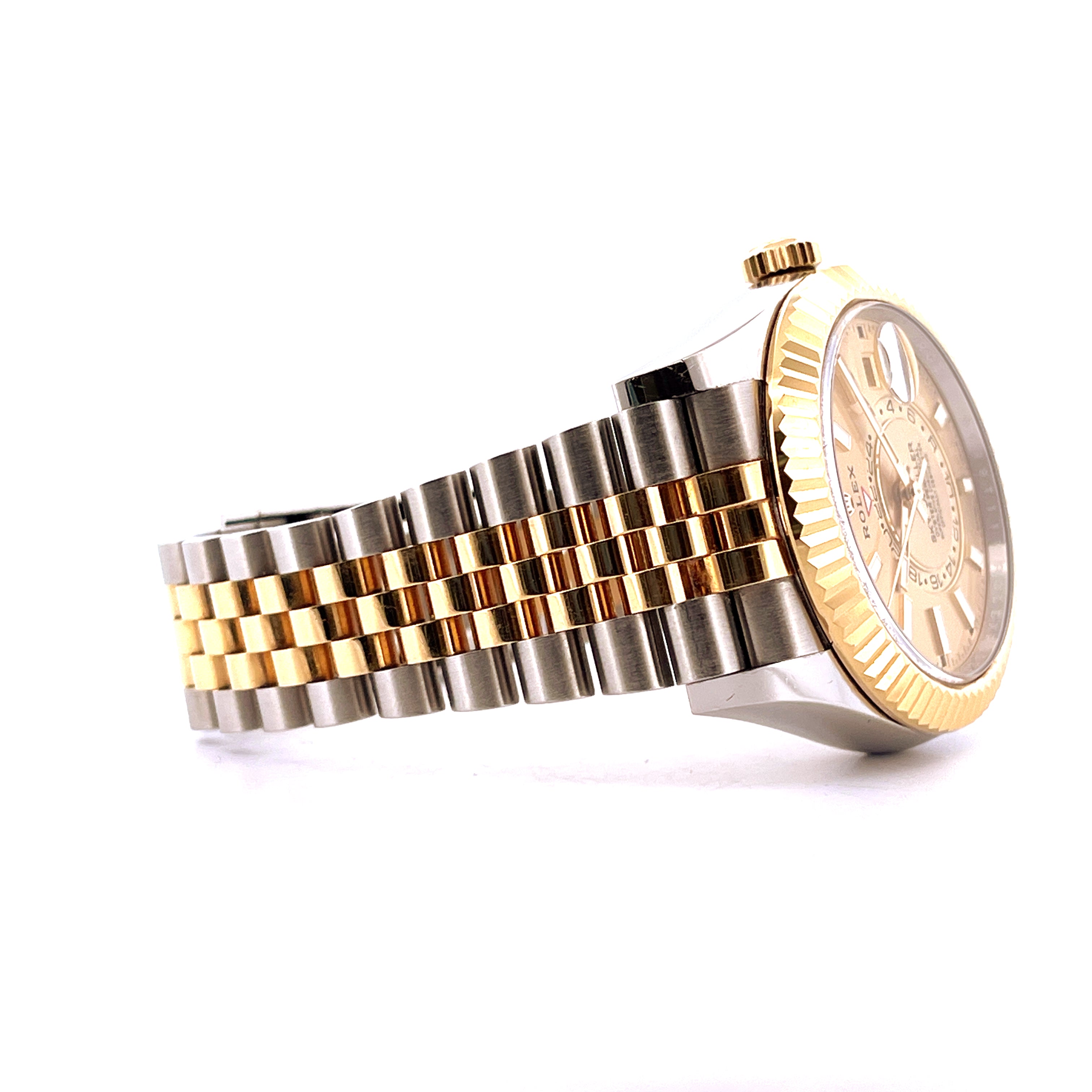 Rolex Sky-Dweller Steel & Gold Jubilee von der Seite auf weißem Hintergrund