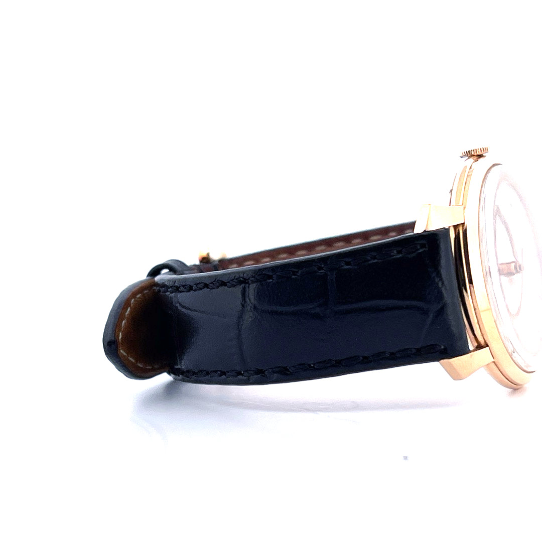 IWC Shark Fin 1960 Uhr mit dunkelblauem Krokodil-Lederarmband, Seitenansicht vor hellem Hintergrund
