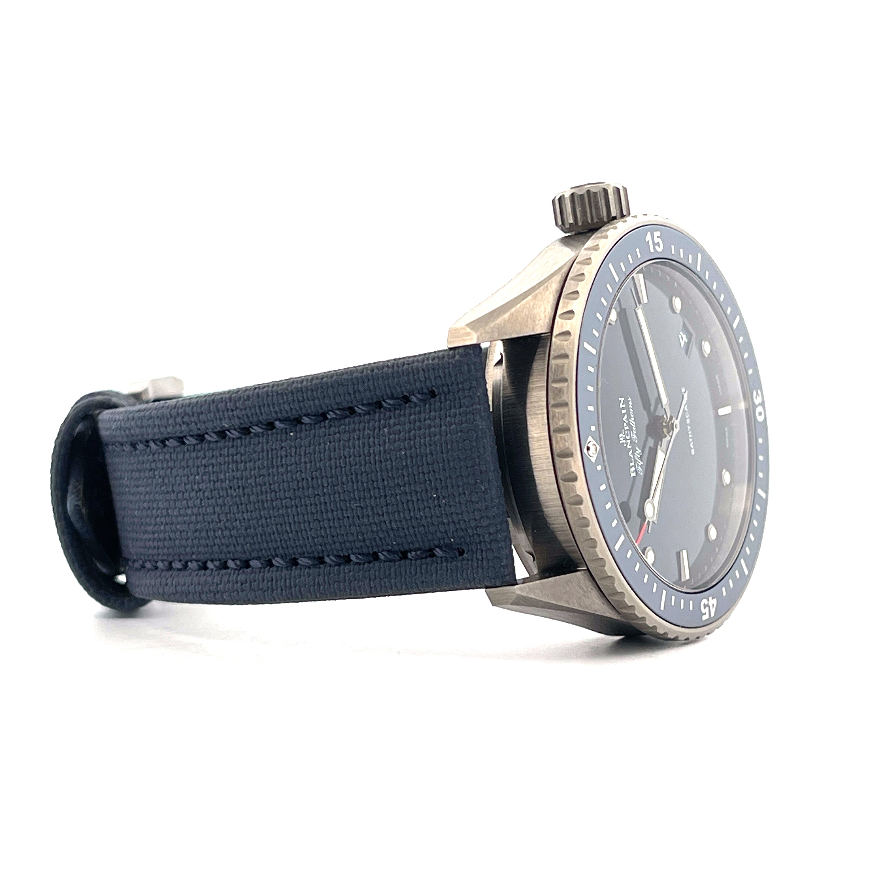 Blancpain Fifty Fathoms Bathyscaphe Ceramic Blue, Seitenansicht mit blauem Stoffarmband und Titangehäuse