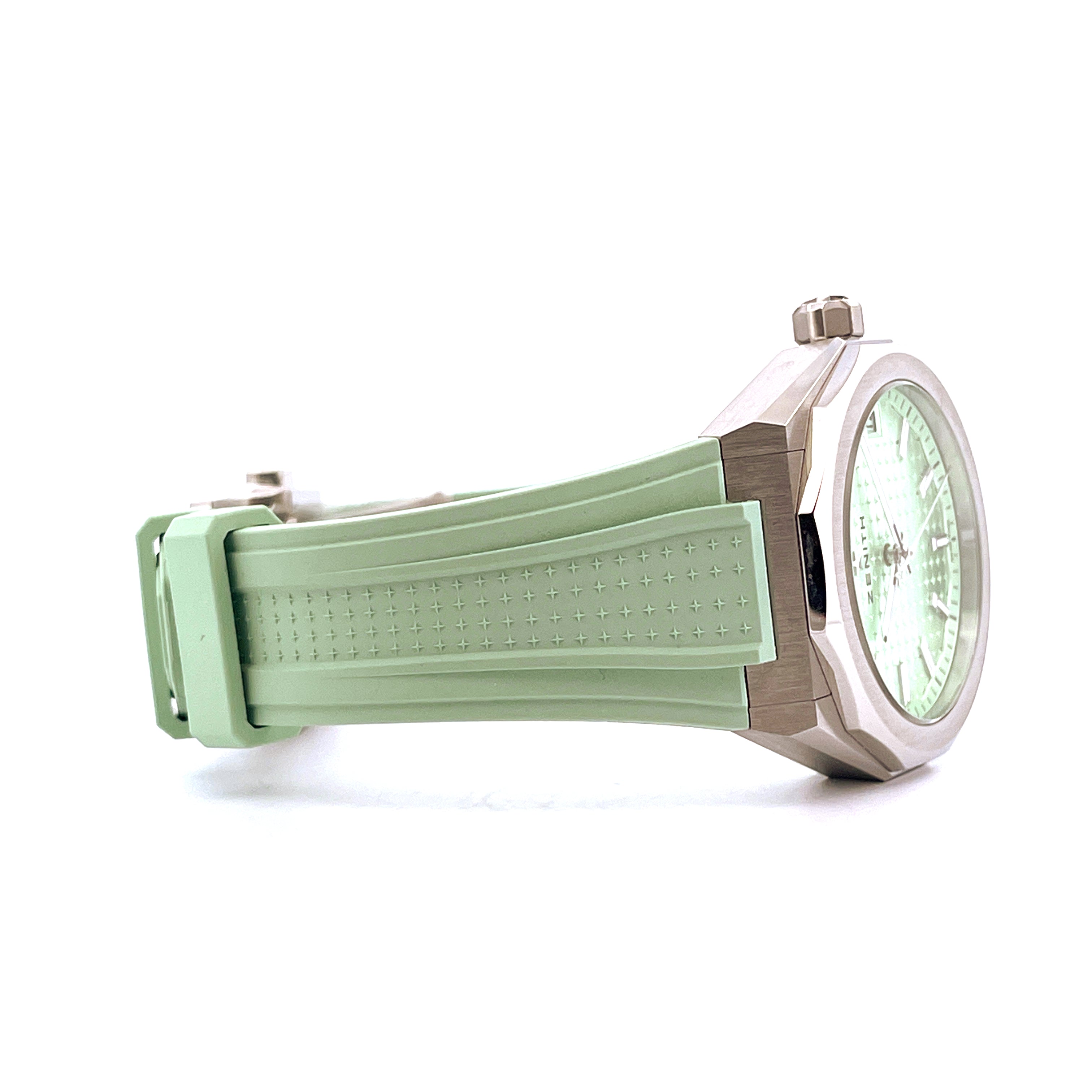 Seitenansicht einer neuen Zenith Defy Skyline Green mit grauem Edelstahlgehäuse und mintgrünem Armband