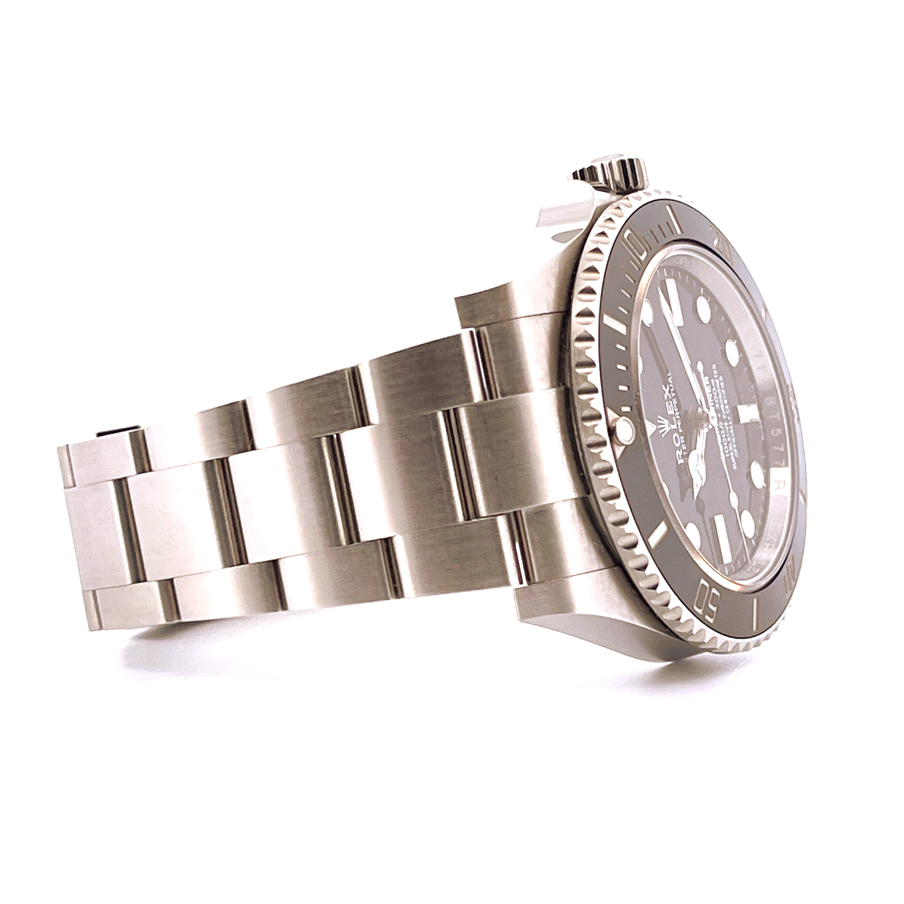 Rolex Submariner 124060 NoDate aus Stahl im Detail auf weissem Hintergrund