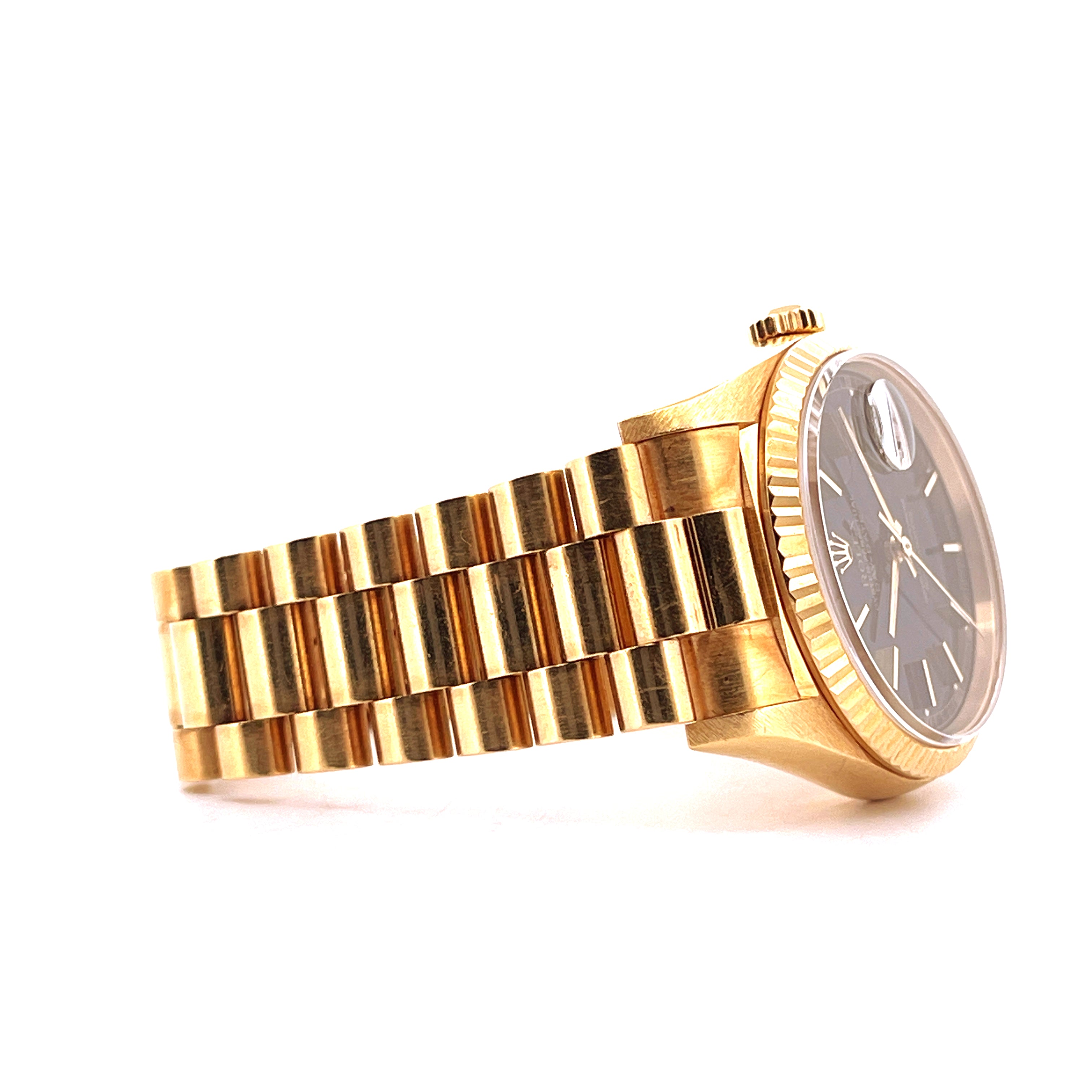 Rolex Day-Date 36 Ref 18238 Gelbgold mit schwarzem Zifferblatt und Präsidentenband im Seitenprofil auf weißem Hintergrund