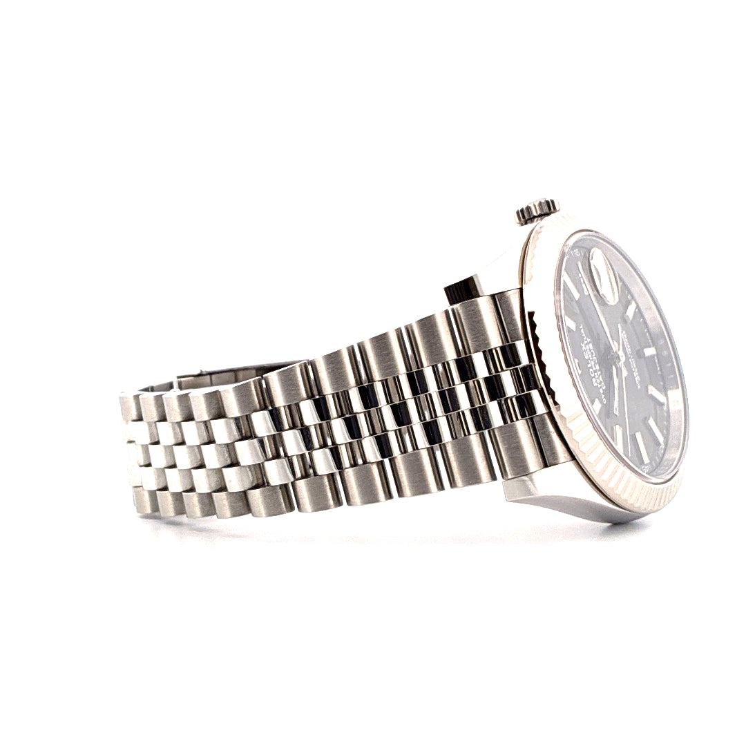 Rolex Datejust 41 mit grauem Zifferblatt und Edelstahlarmband von der Seite aufgenommen