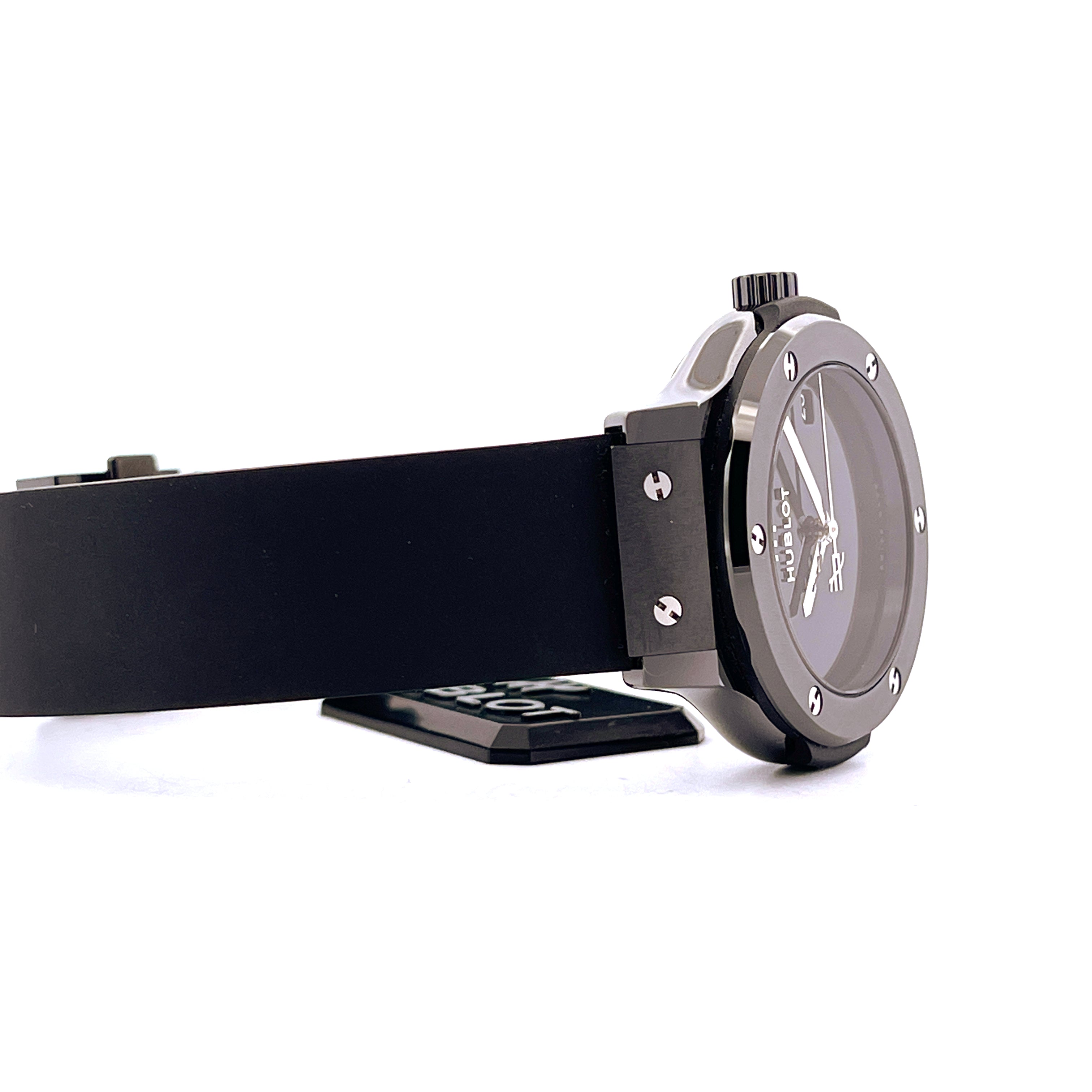 Seitenansicht der Hublot Classic Fusion Original Black Magic 38 mm mit schwarzem Armband