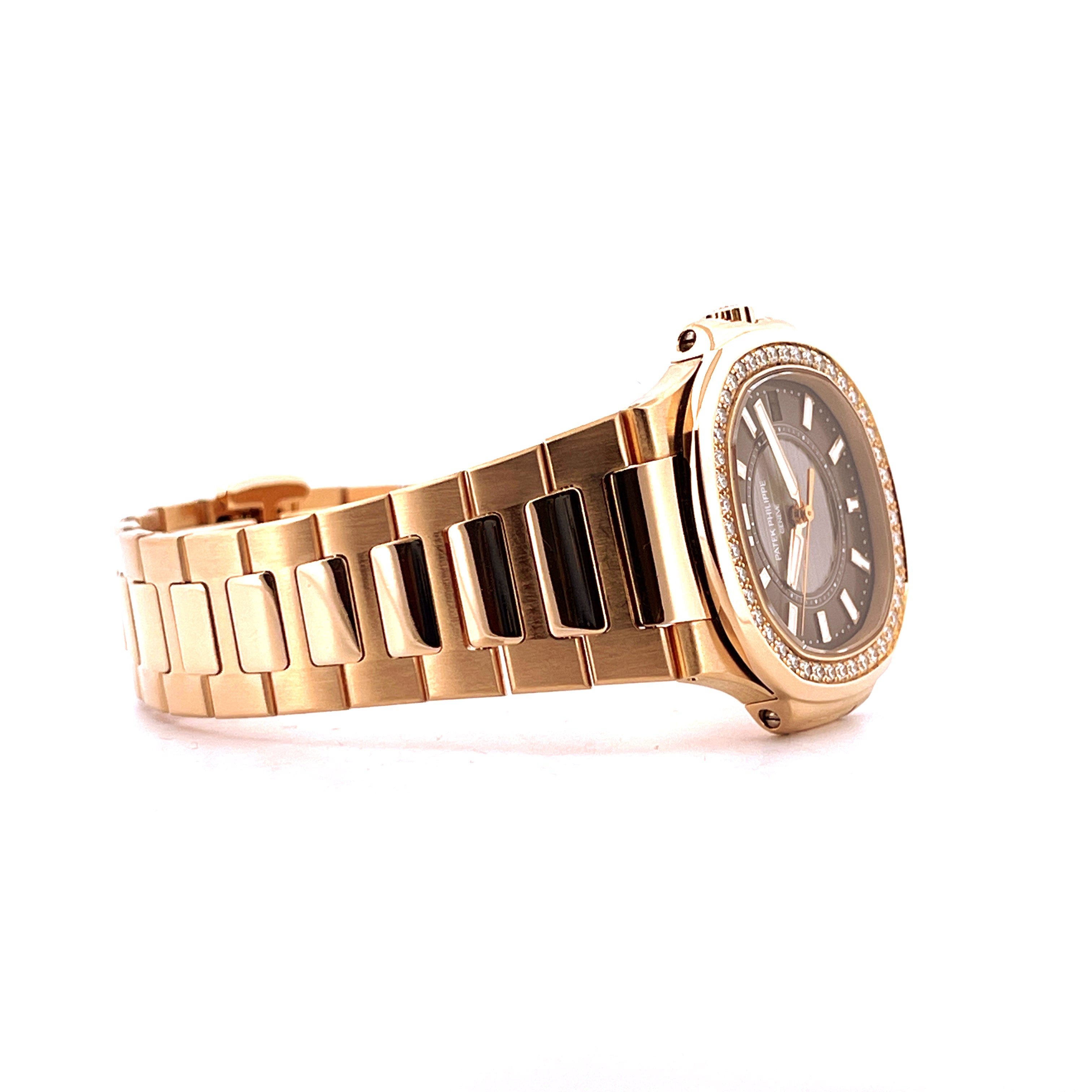 Patek Philippe Nautilus Lady 7010 Roségold Diamonds von der Seite auf weißem Hintergrund