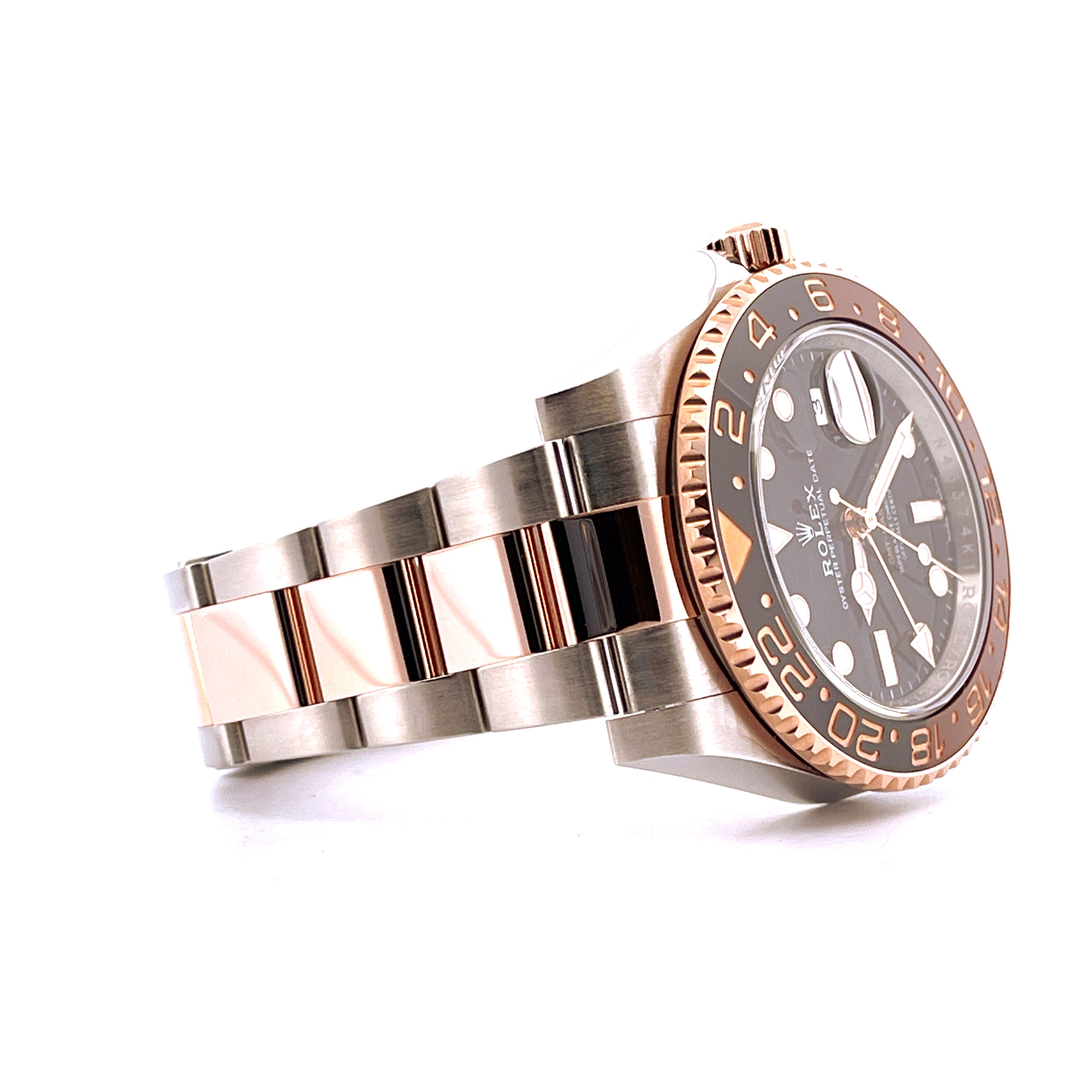 Rolex GMT-Master II Rootbeer aus Roségold und Stahl in Seitenansicht auf weißem Hintergrund