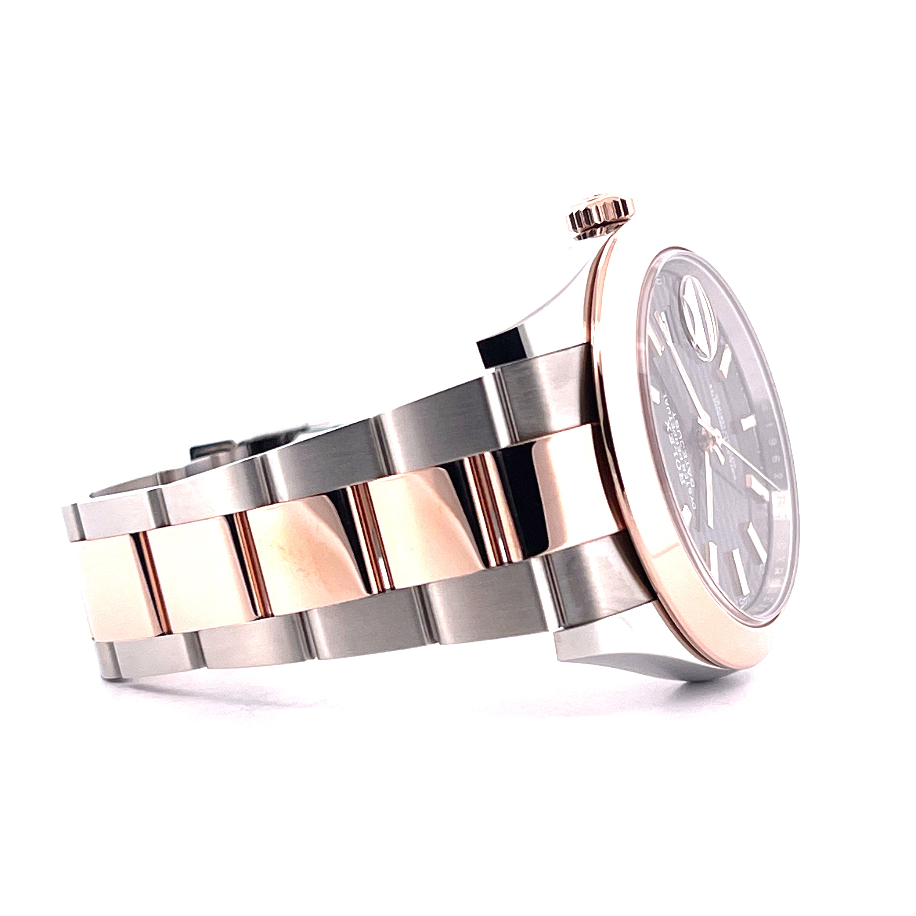 Rolex Datejust 41 mit Bicolor-Armband und grauem Zifferblatt im Profil vor weißem Hintergrund