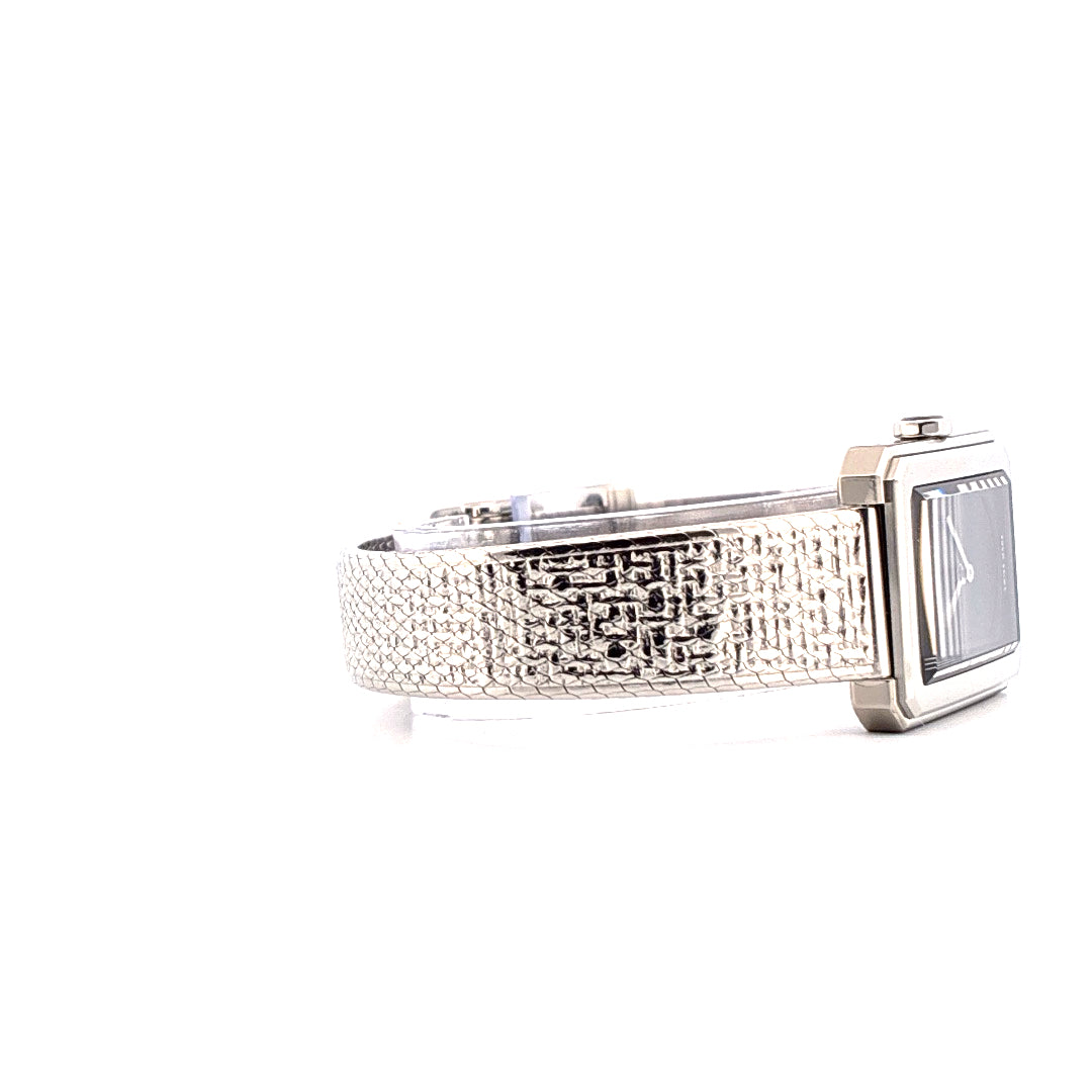 Seitenansicht einer Chanel Boyfriend Uhr aus Edelstahl mit geprägtem Armband auf weißem Hintergrund
