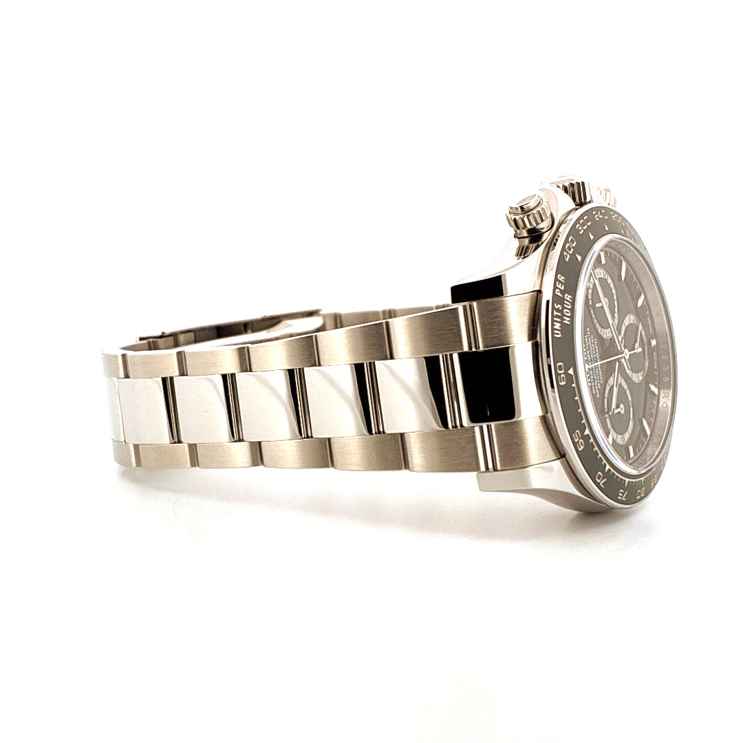 Rolex Daytona 126500LN im Profil aus poliertem Edelstahl mit schwarzem Zifferblatt und silbernem Armband