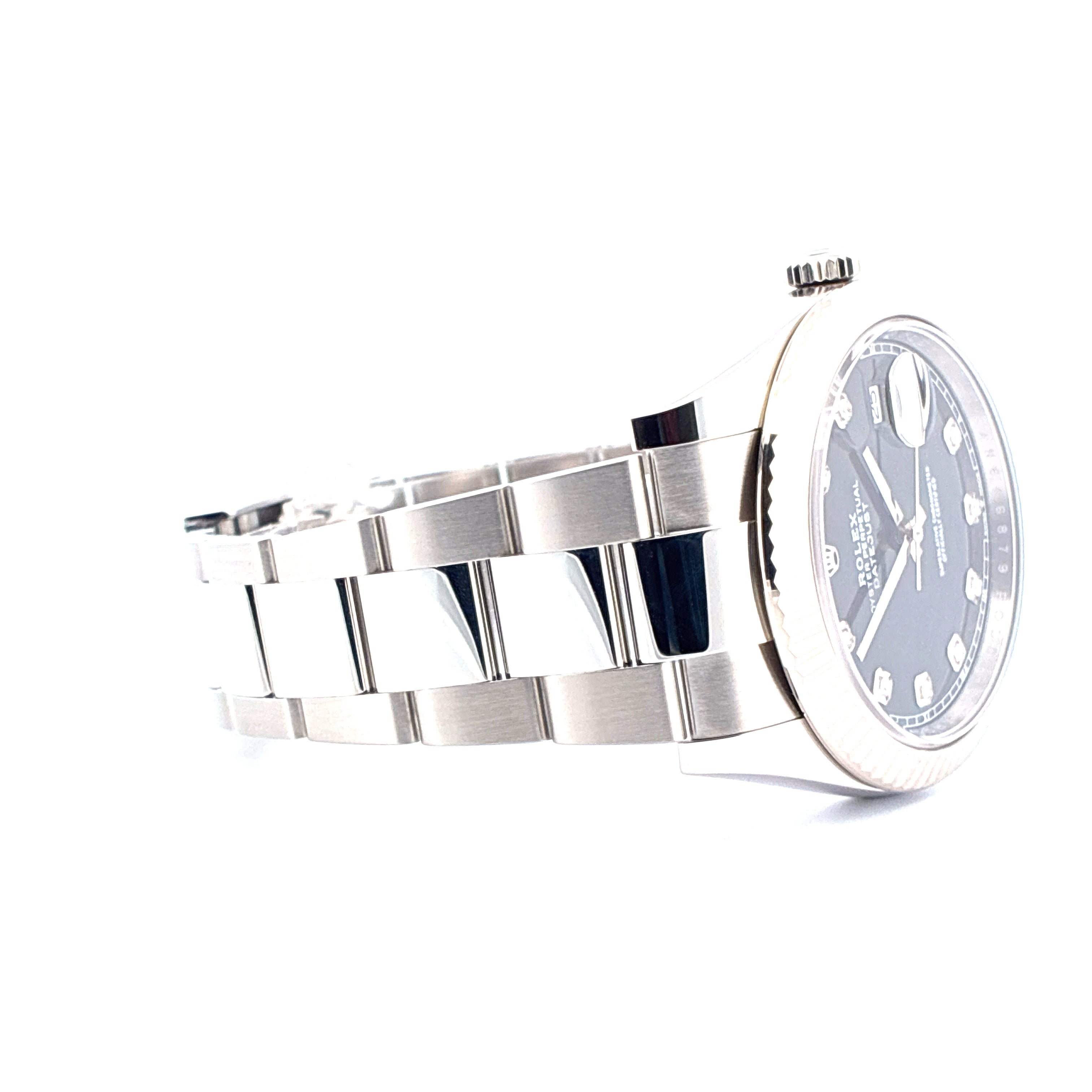 Rolex Datejust 41 Stahl mit Diamanten, Seitenansicht eines polierten Edelstahlarmbands und dunklem Zifferblatt