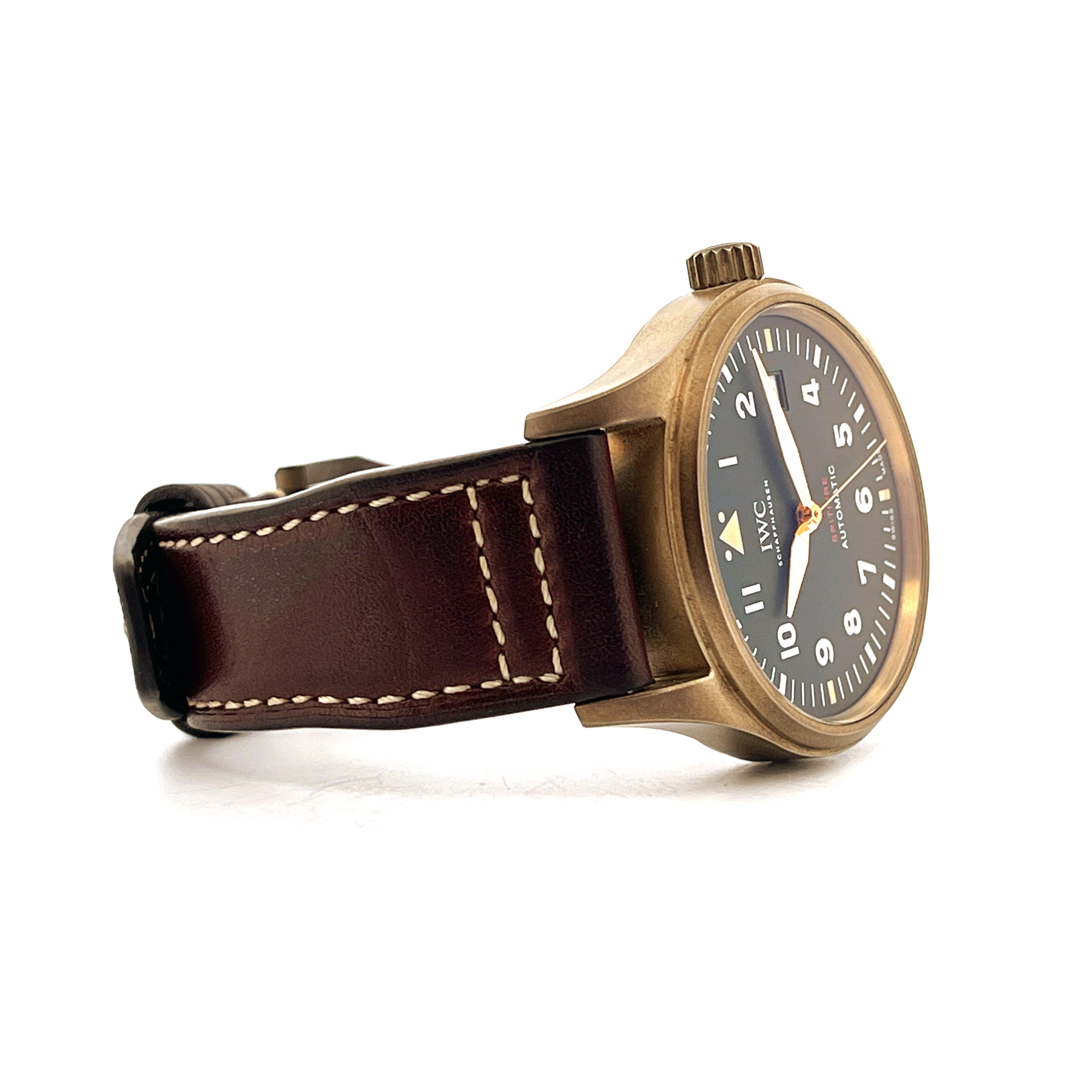 IWC Spitfire Automatic Green Bronze aus Bronze mit braunem Lederarmband im Profil