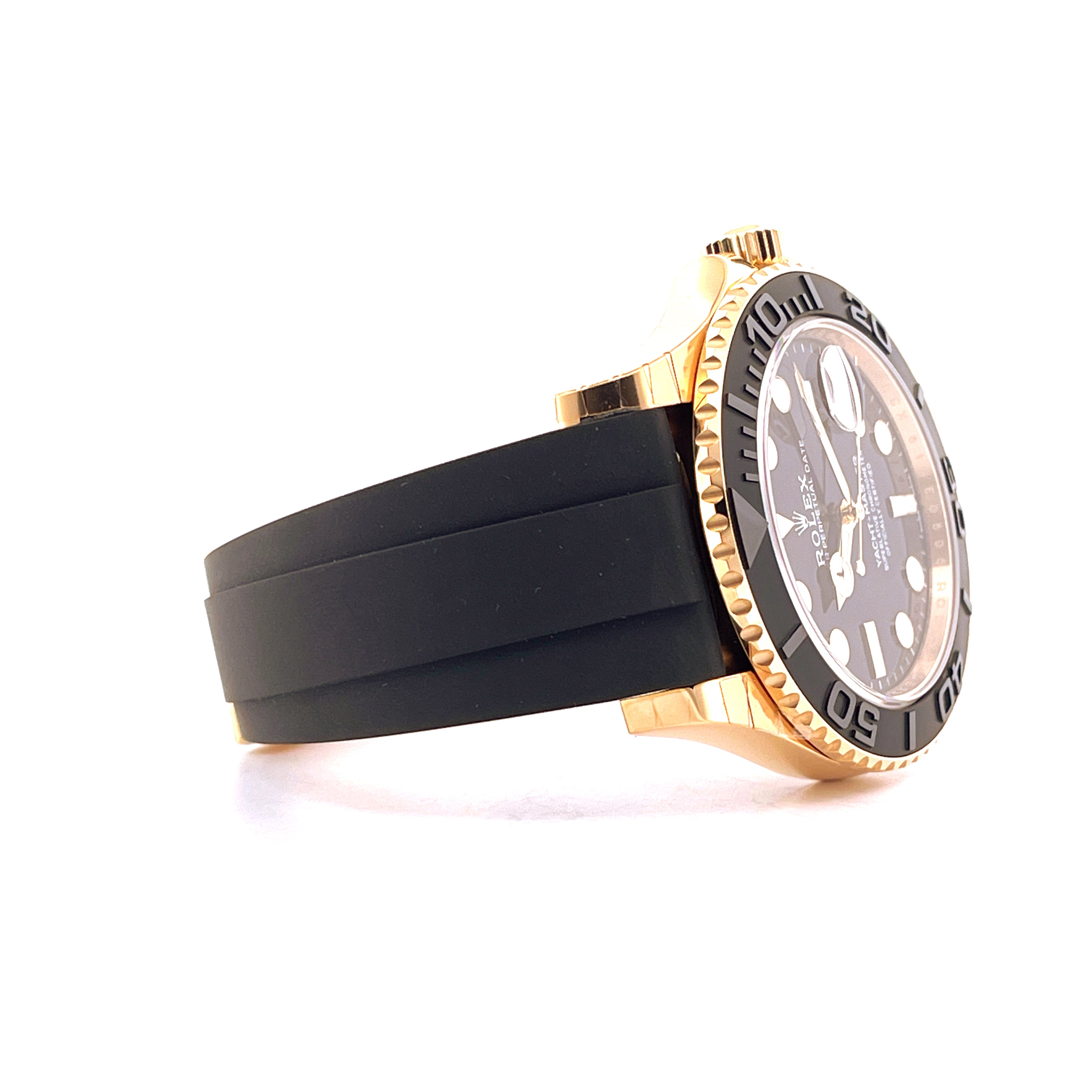 Rolex Yacht-master 42 YellowGold im Seitenprofil mit schwarzem Kautschukband auf weißem Hintergrund