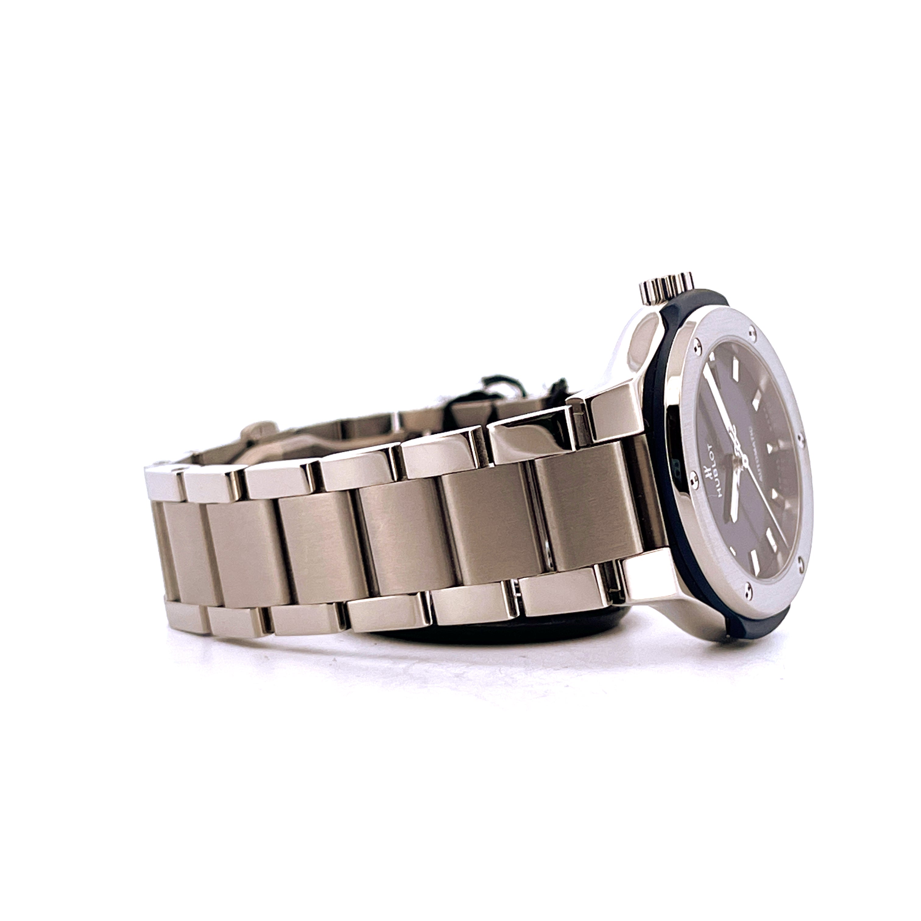 Eine Hublot Classic Fusion 33mm Automatik Titan im Profil auf weißem Hintergrund mit Fokus auf das Titanarmband