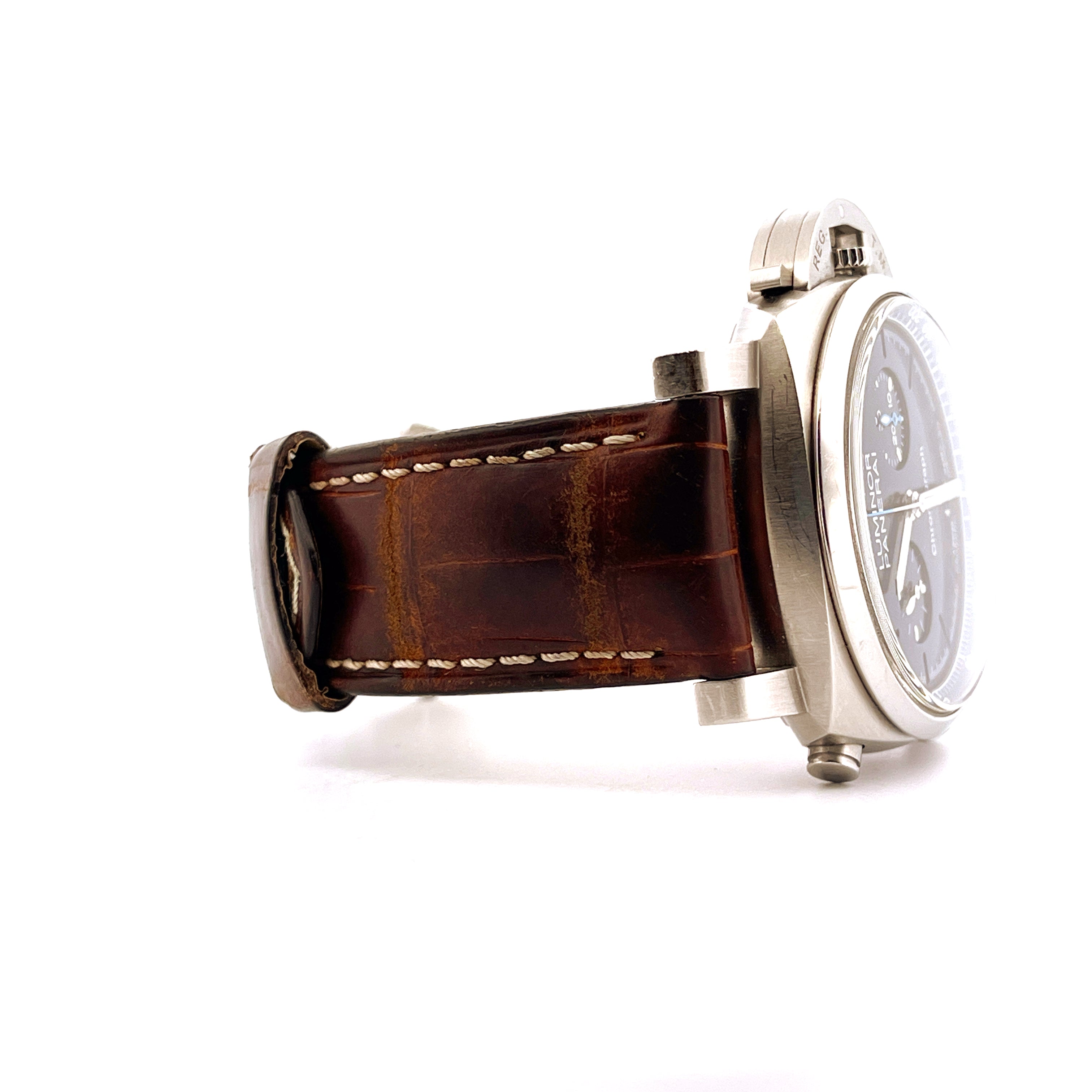 Seitenansicht einer Panerai Luminor Chrono Pam01110 mit braunem Lederarmband